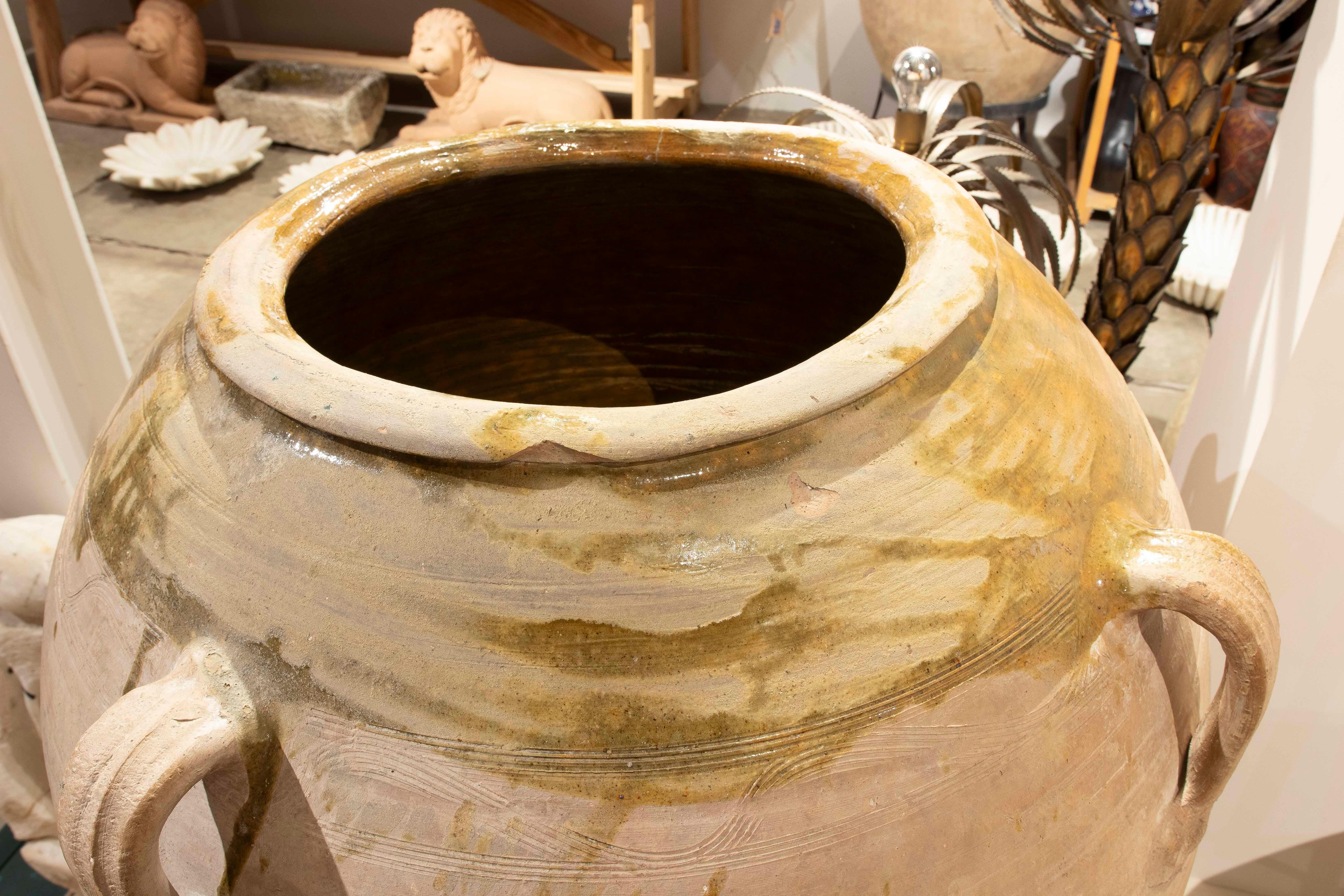 Vaso in ceramica degli anni '30 con piede in ferro e resti di scaglie sulla parte superiore in vendita 4