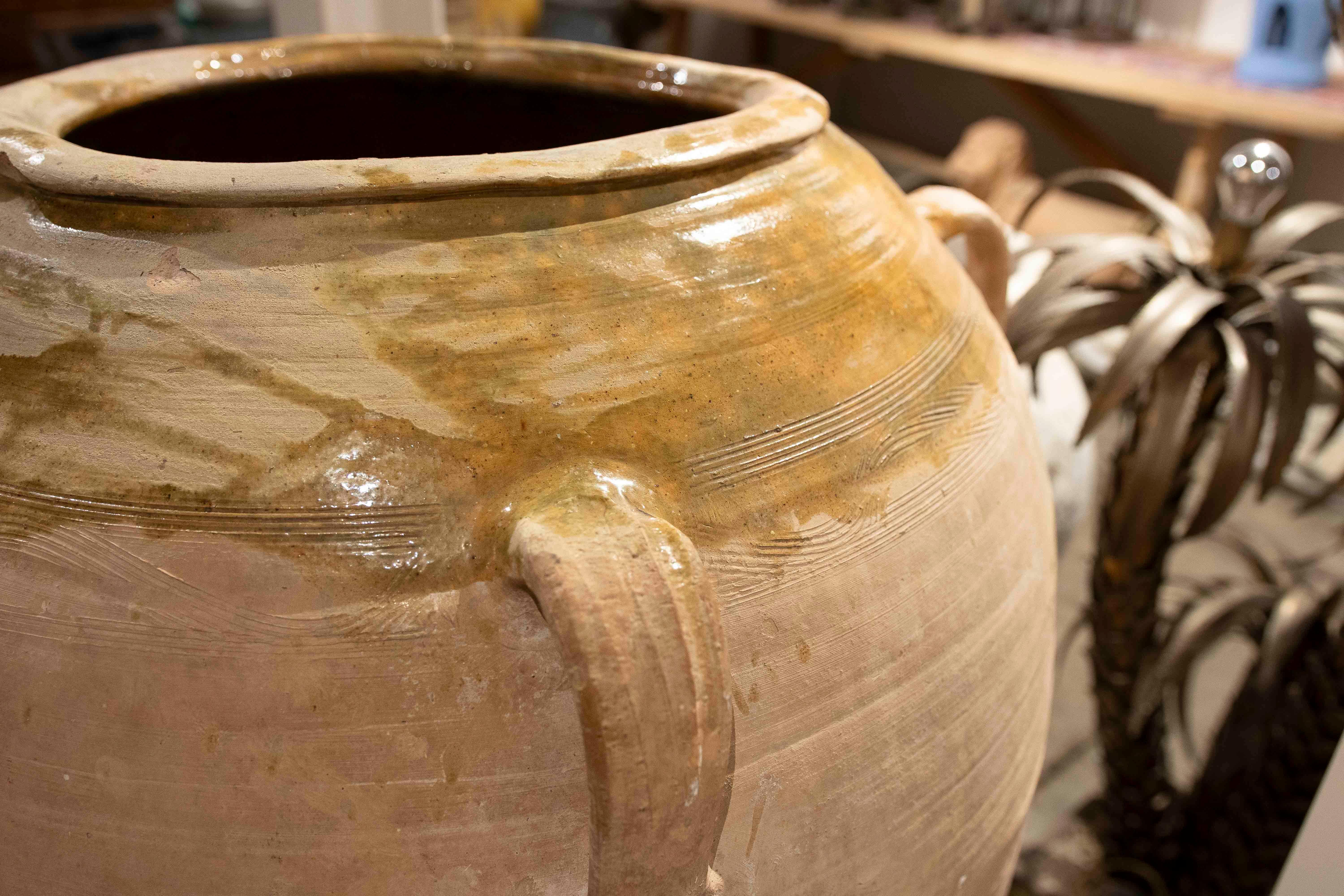 Vaso in ceramica degli anni '30 con piede in ferro e resti di scaglie sulla parte superiore in vendita 5
