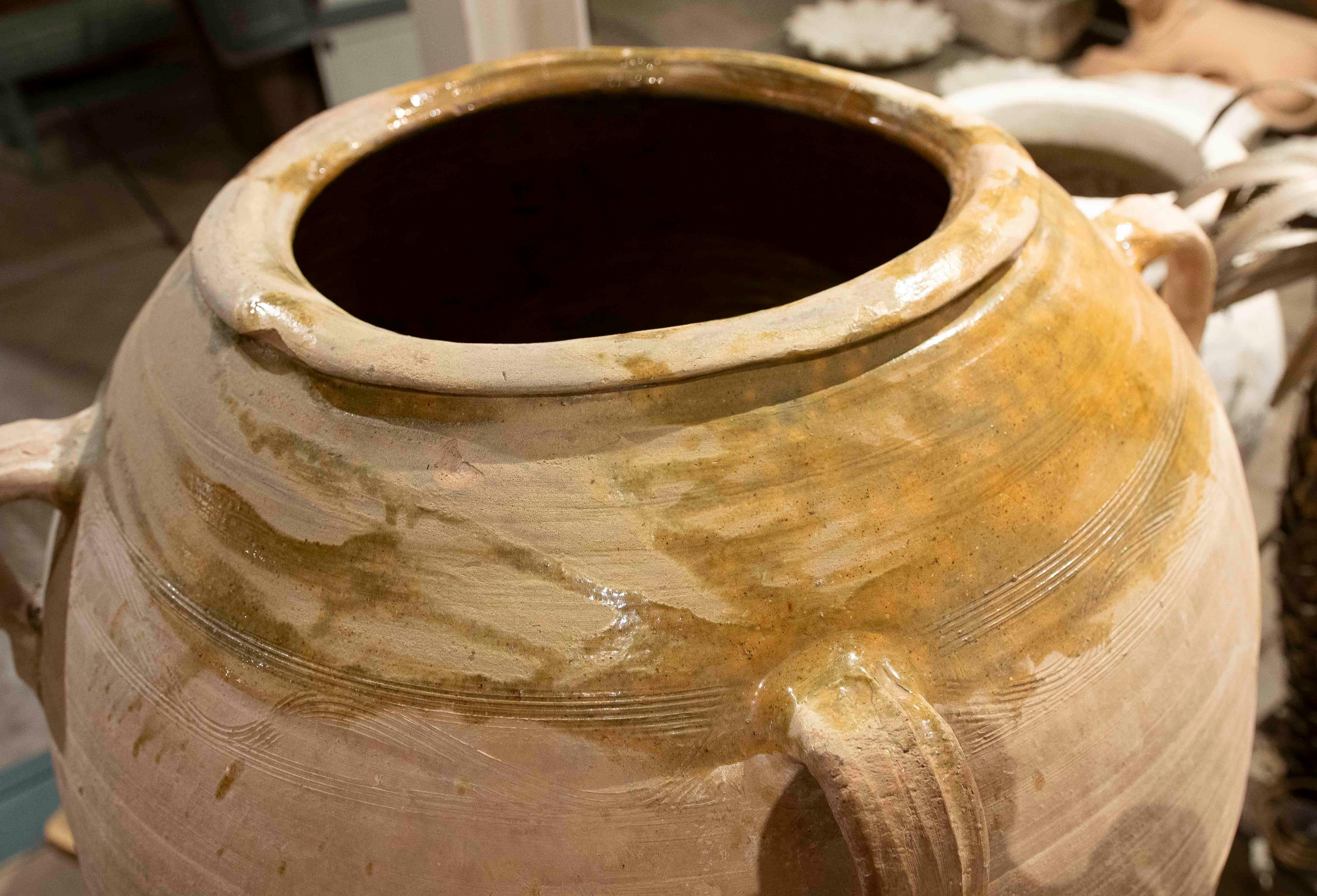 Vaso in ceramica degli anni '30 con piede in ferro e resti di scaglie sulla parte superiore in vendita 6