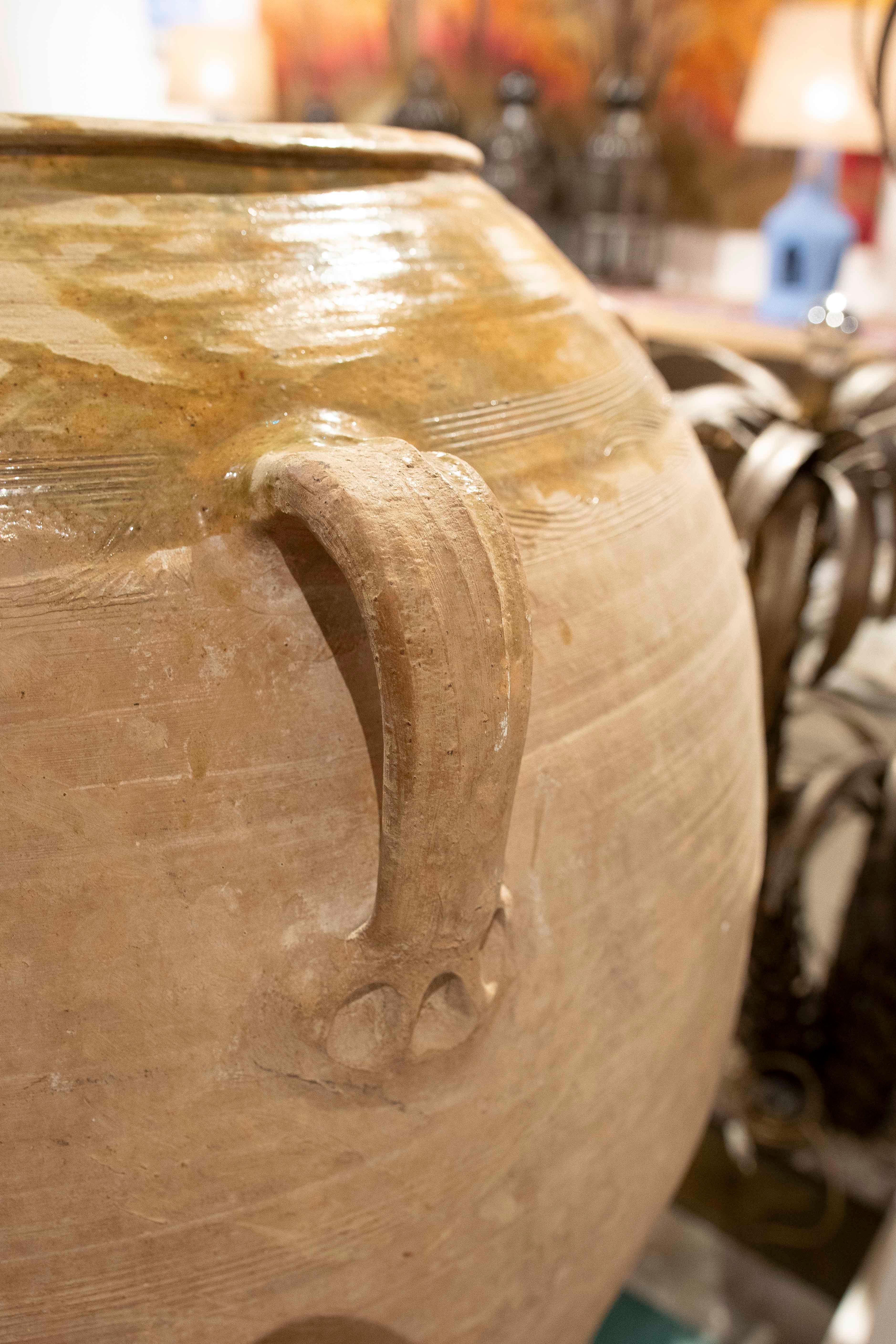 Vaso in ceramica degli anni '30 con piede in ferro e resti di scaglie sulla parte superiore in vendita 7