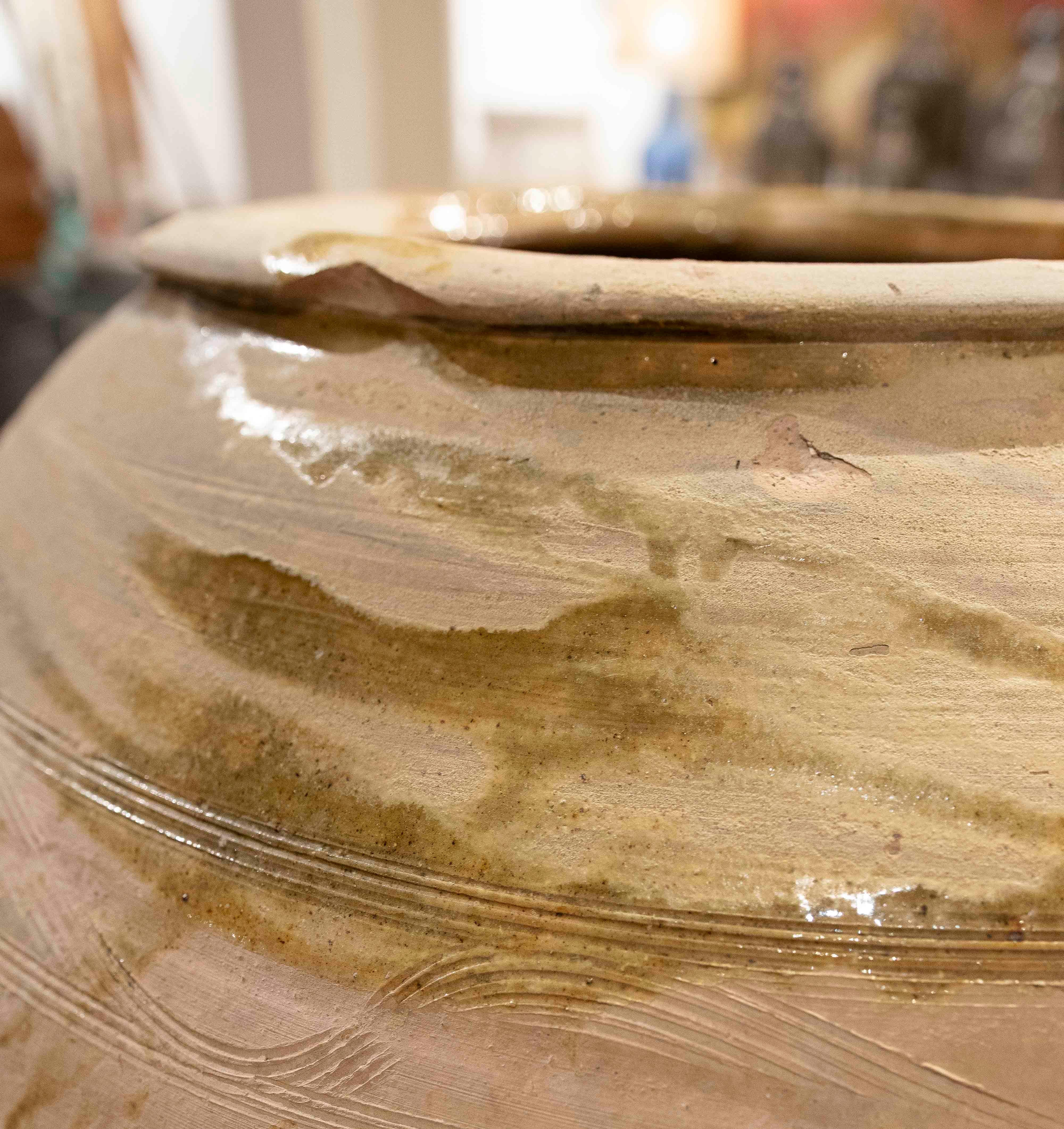 Vaso in ceramica degli anni '30 con piede in ferro e resti di scaglie sulla parte superiore in vendita 8