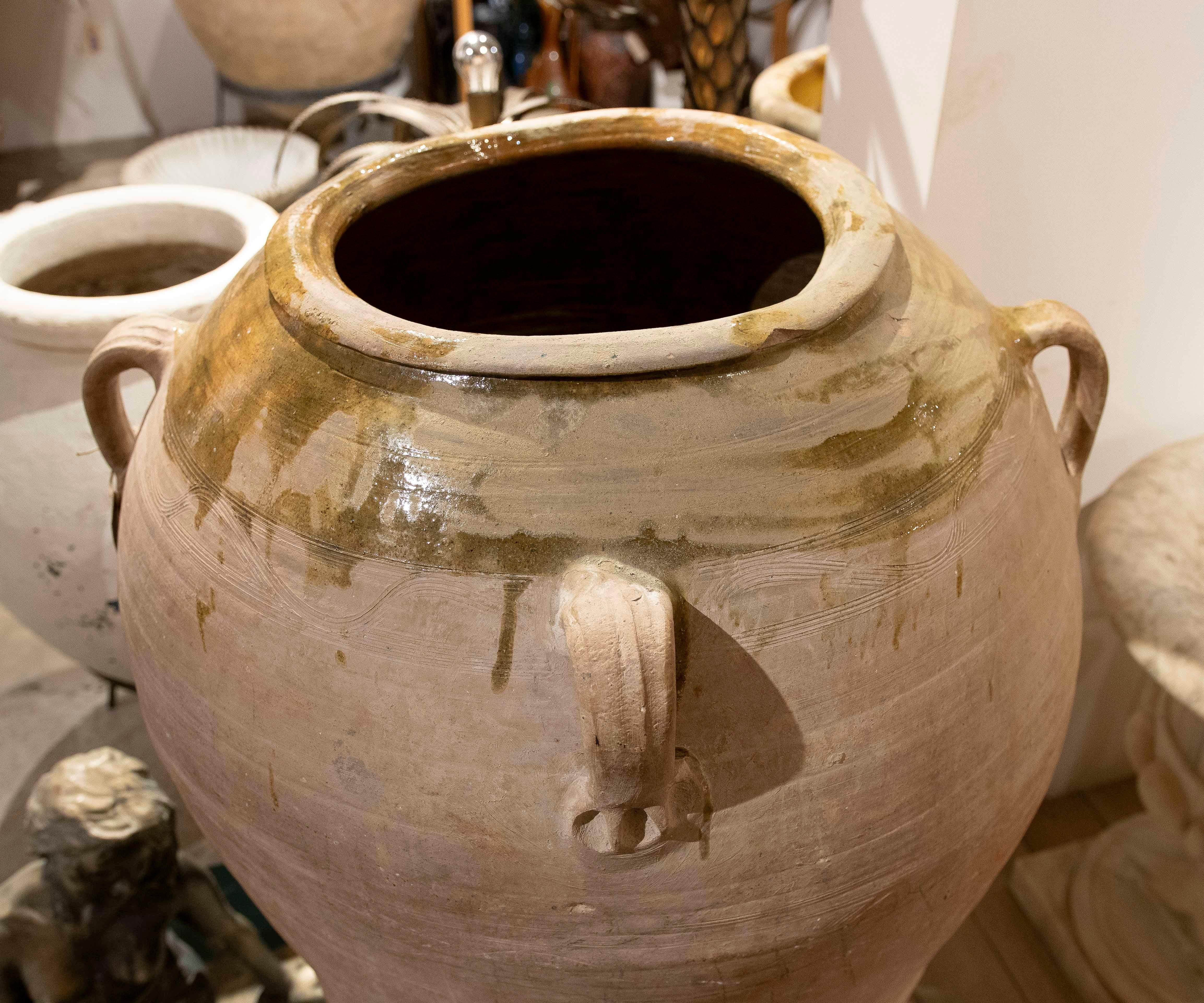 Vaso in ceramica degli anni '30 con piede in ferro e resti di scaglie sulla parte superiore in vendita 9