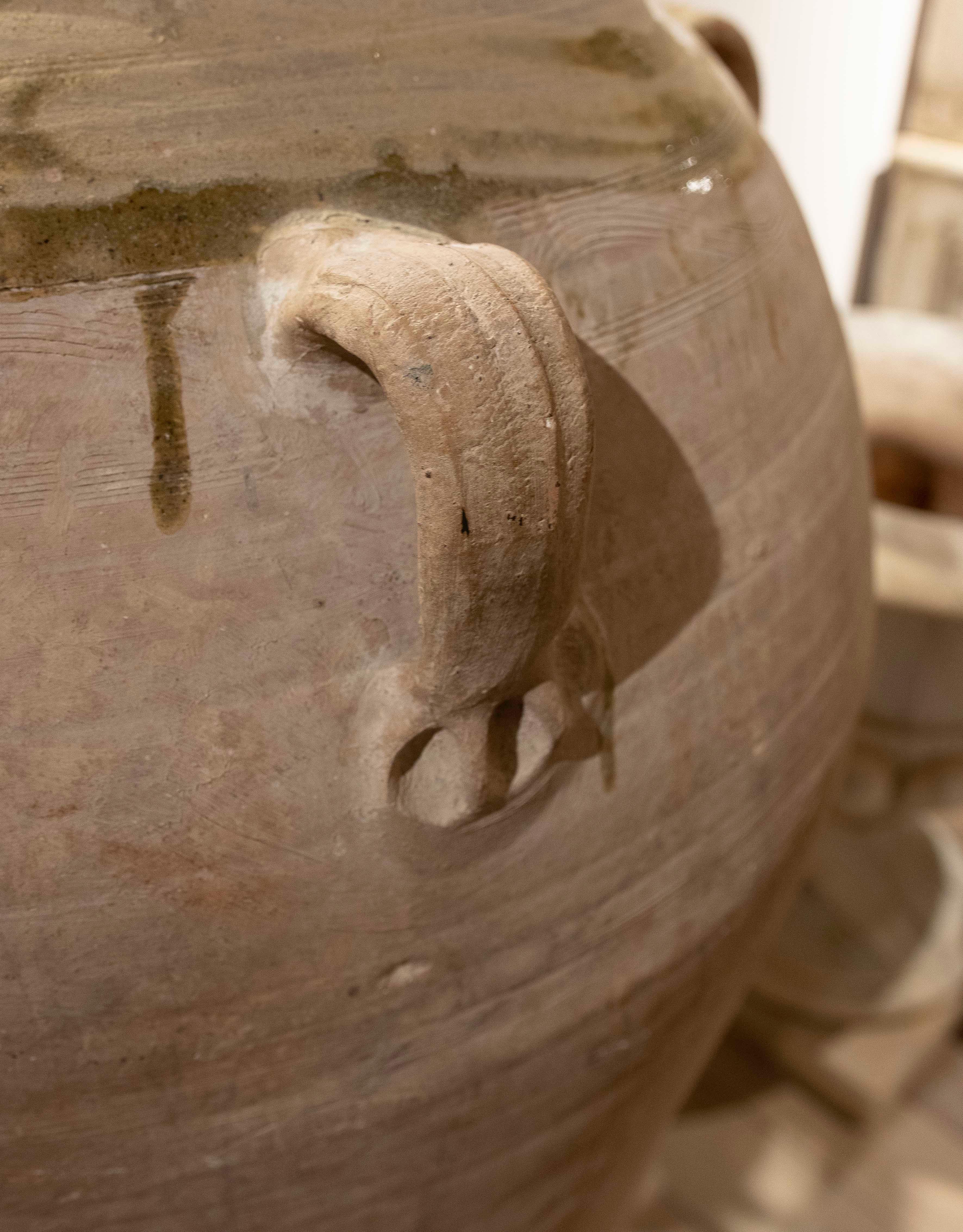 Vaso in ceramica degli anni '30 con piede in ferro e resti di scaglie sulla parte superiore in vendita 10
