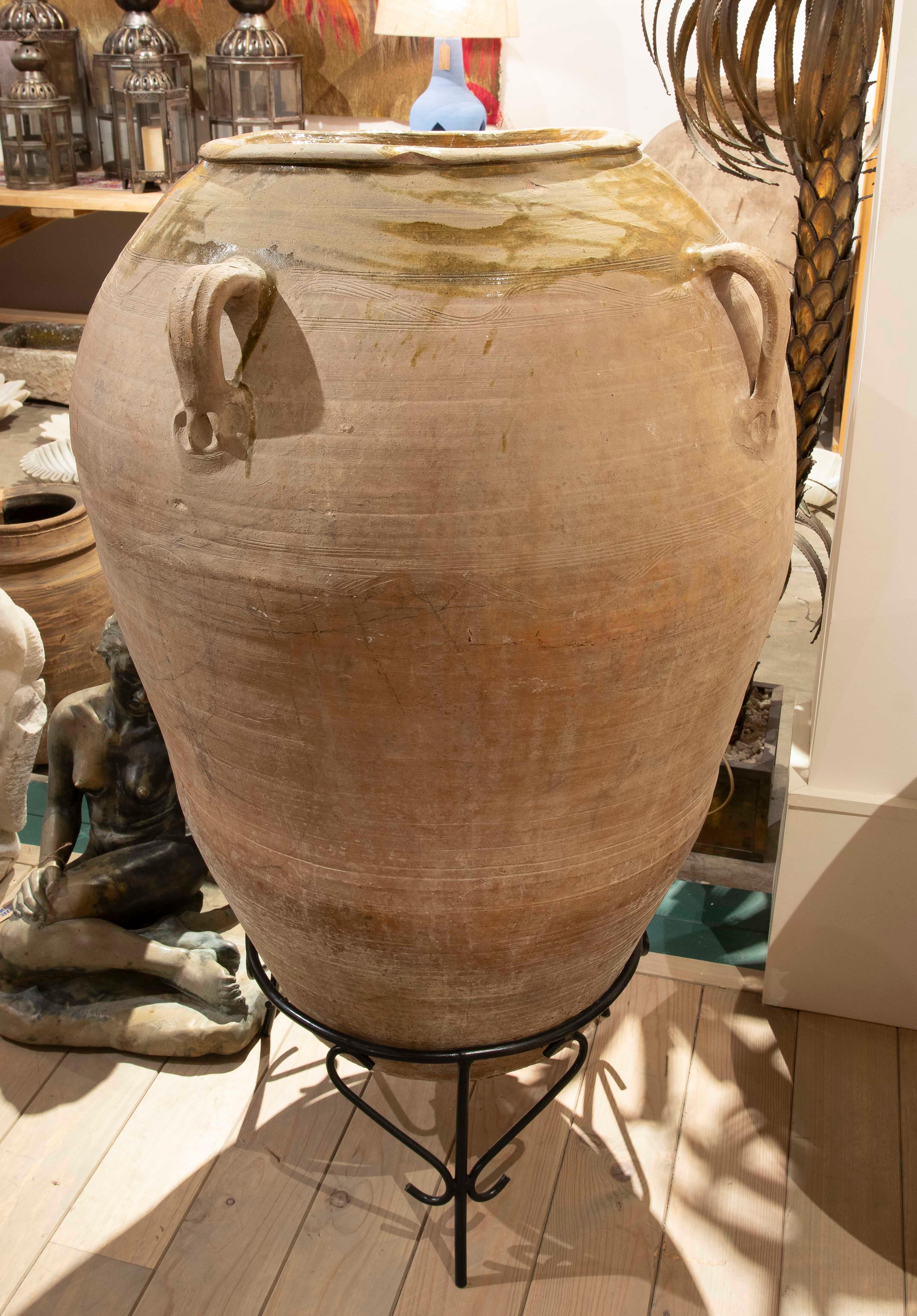 Spagnolo Vaso in ceramica degli anni '30 con piede in ferro e resti di scaglie sulla parte superiore in vendita