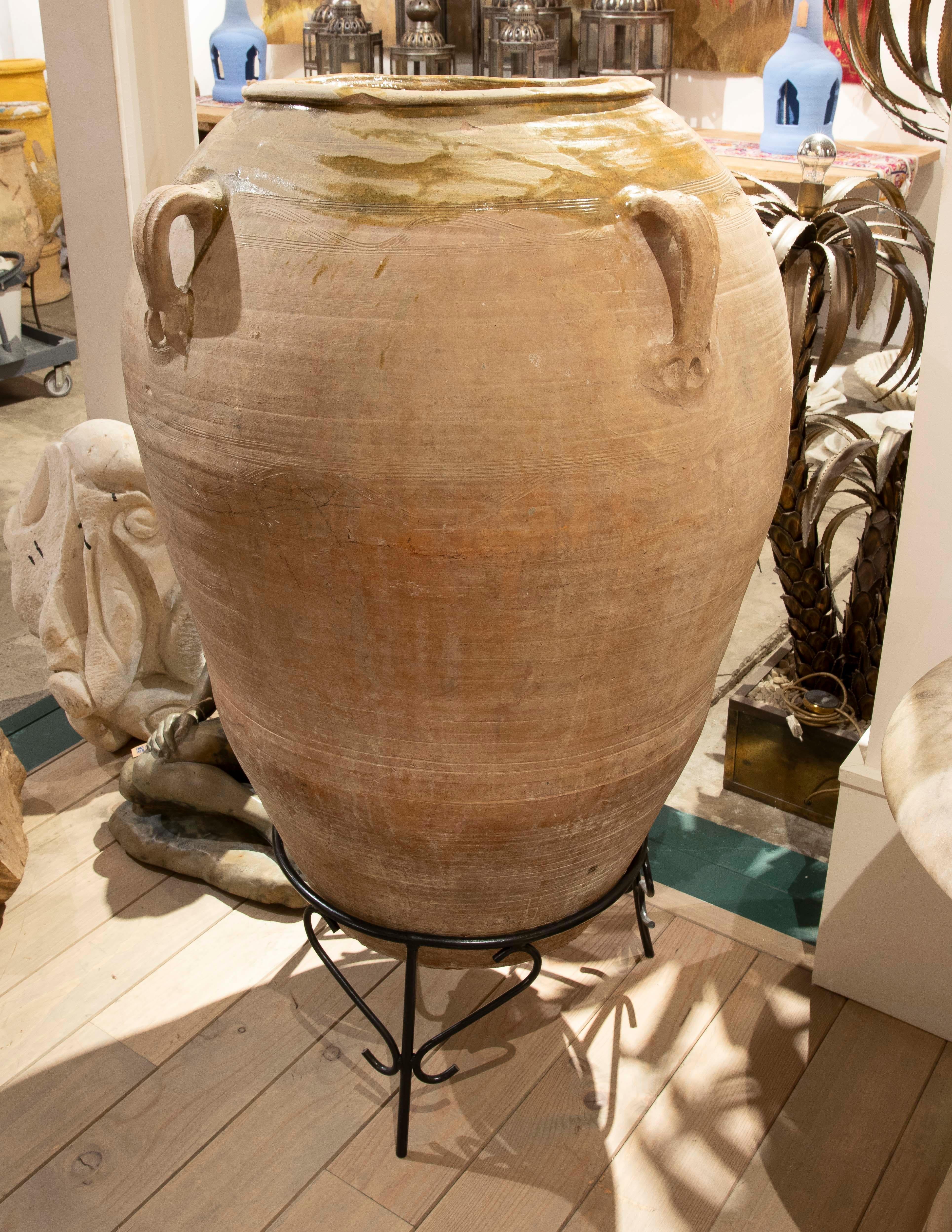 Smaltato Vaso in ceramica degli anni '30 con piede in ferro e resti di scaglie sulla parte superiore in vendita