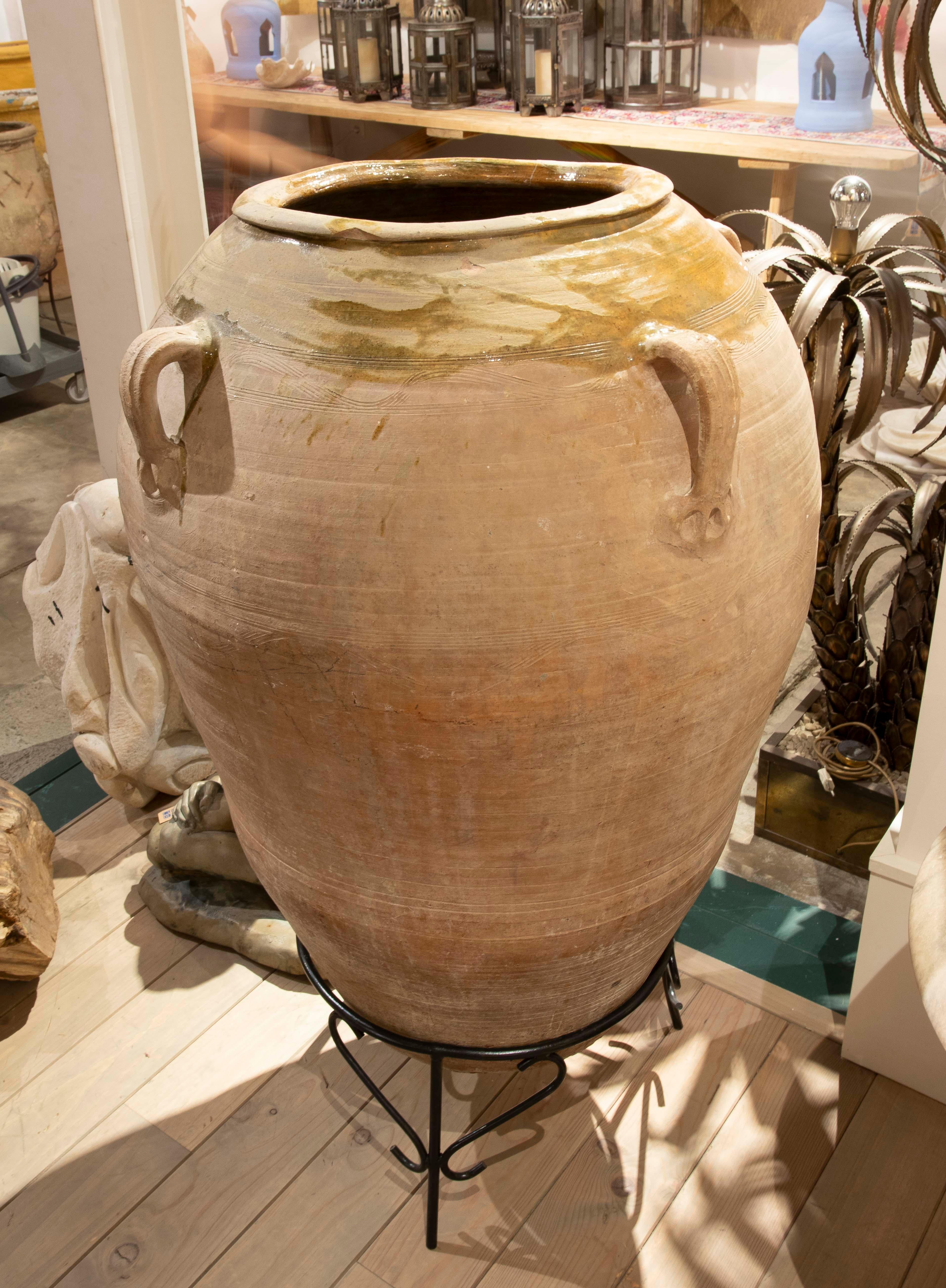Vaso in ceramica degli anni '30 con piede in ferro e resti di scaglie sulla parte superiore In condizioni buone in vendita a Marbella, ES