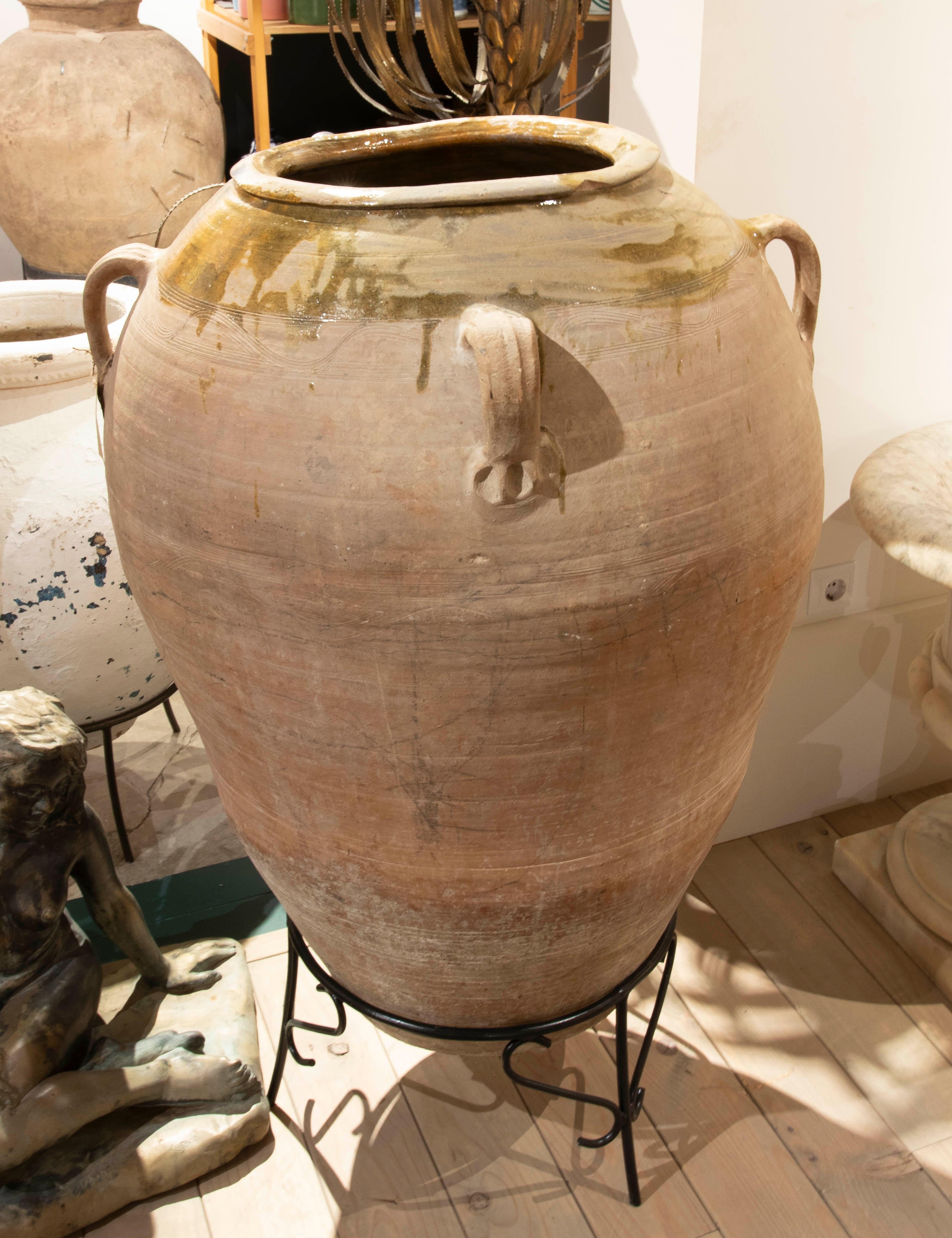 XX secolo Vaso in ceramica degli anni '30 con piede in ferro e resti di scaglie sulla parte superiore in vendita