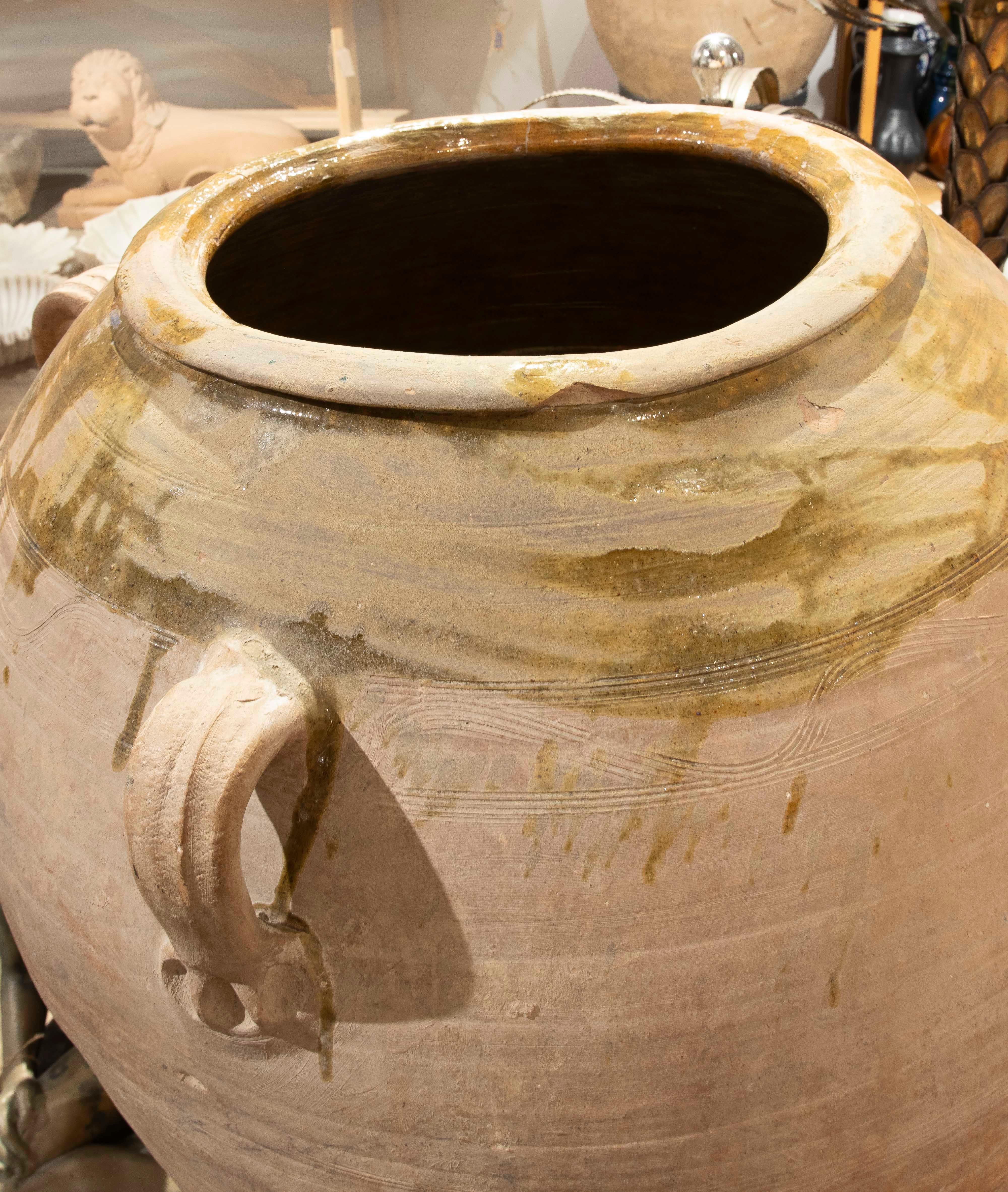 Ceramica Vaso in ceramica degli anni '30 con piede in ferro e resti di scaglie sulla parte superiore in vendita