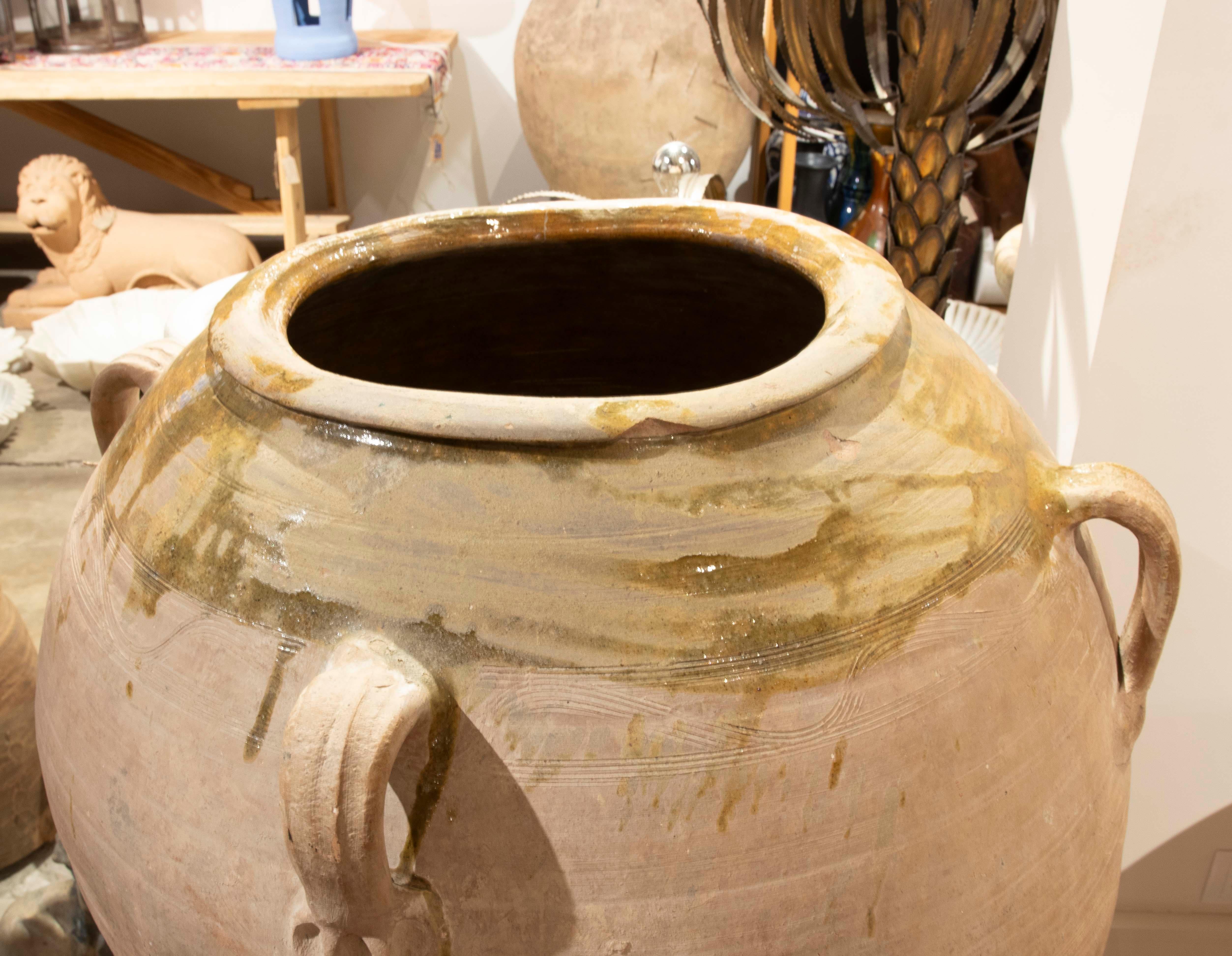Vaso in ceramica degli anni '30 con piede in ferro e resti di scaglie sulla parte superiore in vendita 1