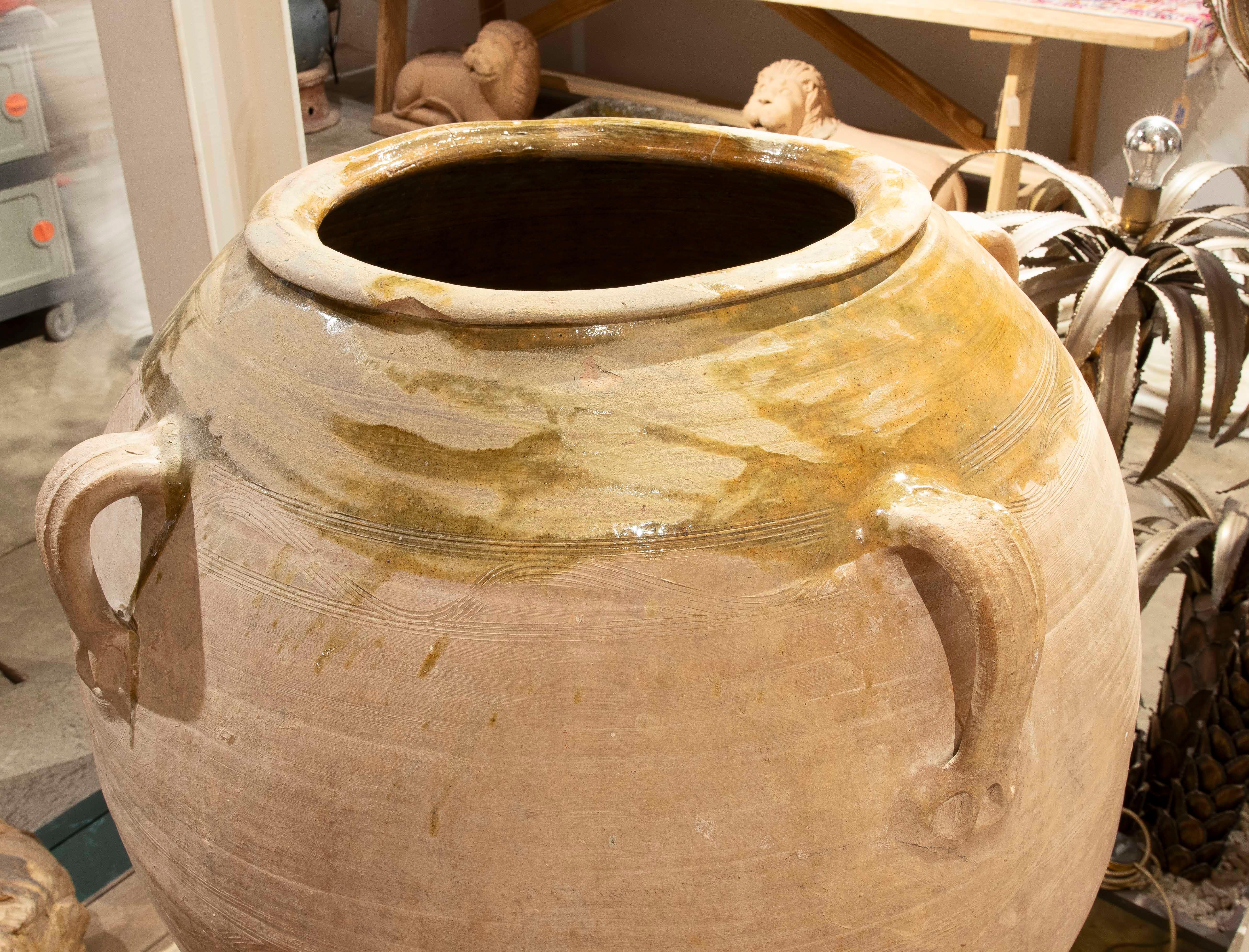 Vaso in ceramica degli anni '30 con piede in ferro e resti di scaglie sulla parte superiore in vendita 2