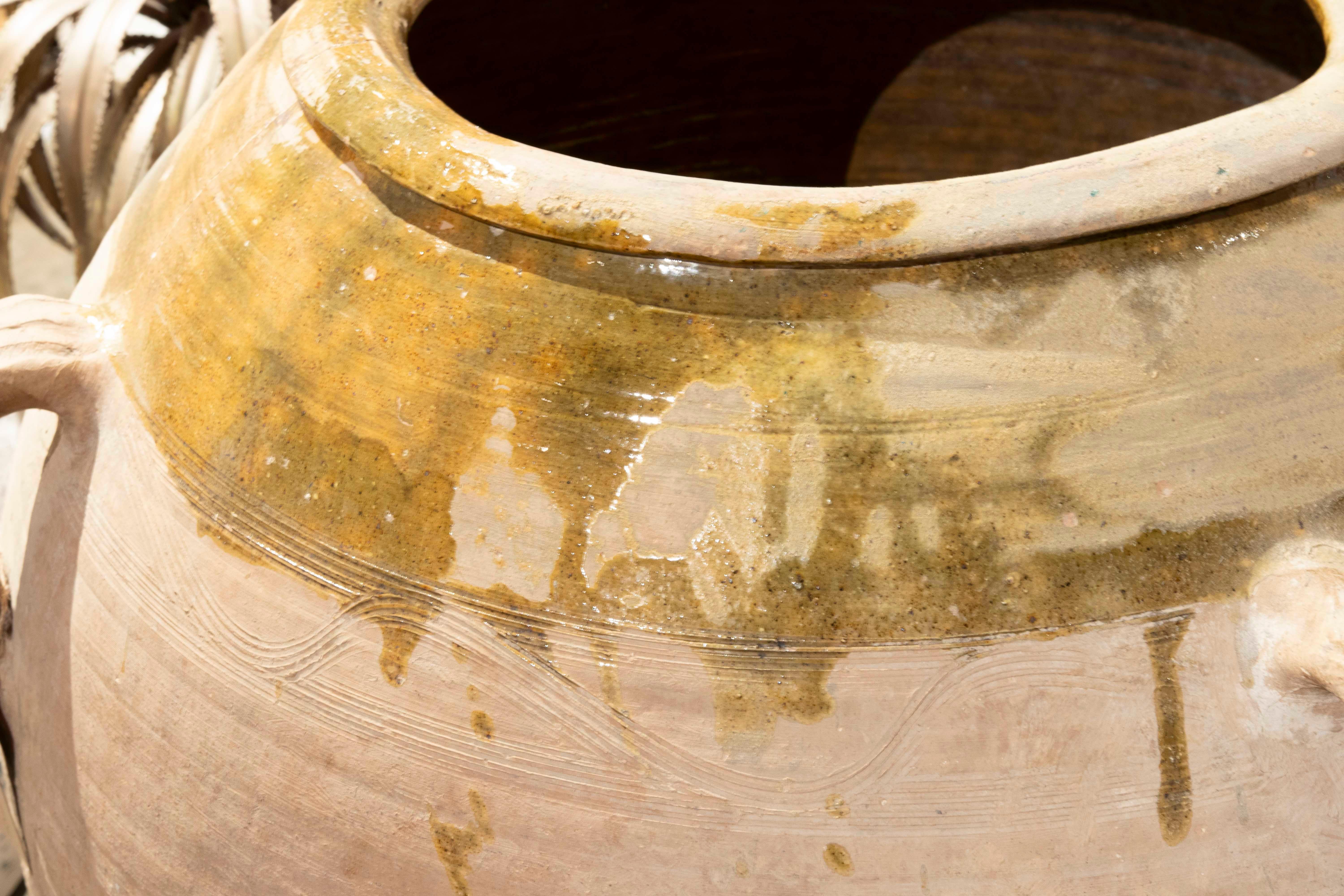 Vaso in ceramica degli anni '30 con piede in ferro e resti di scaglie sulla parte superiore in vendita 3