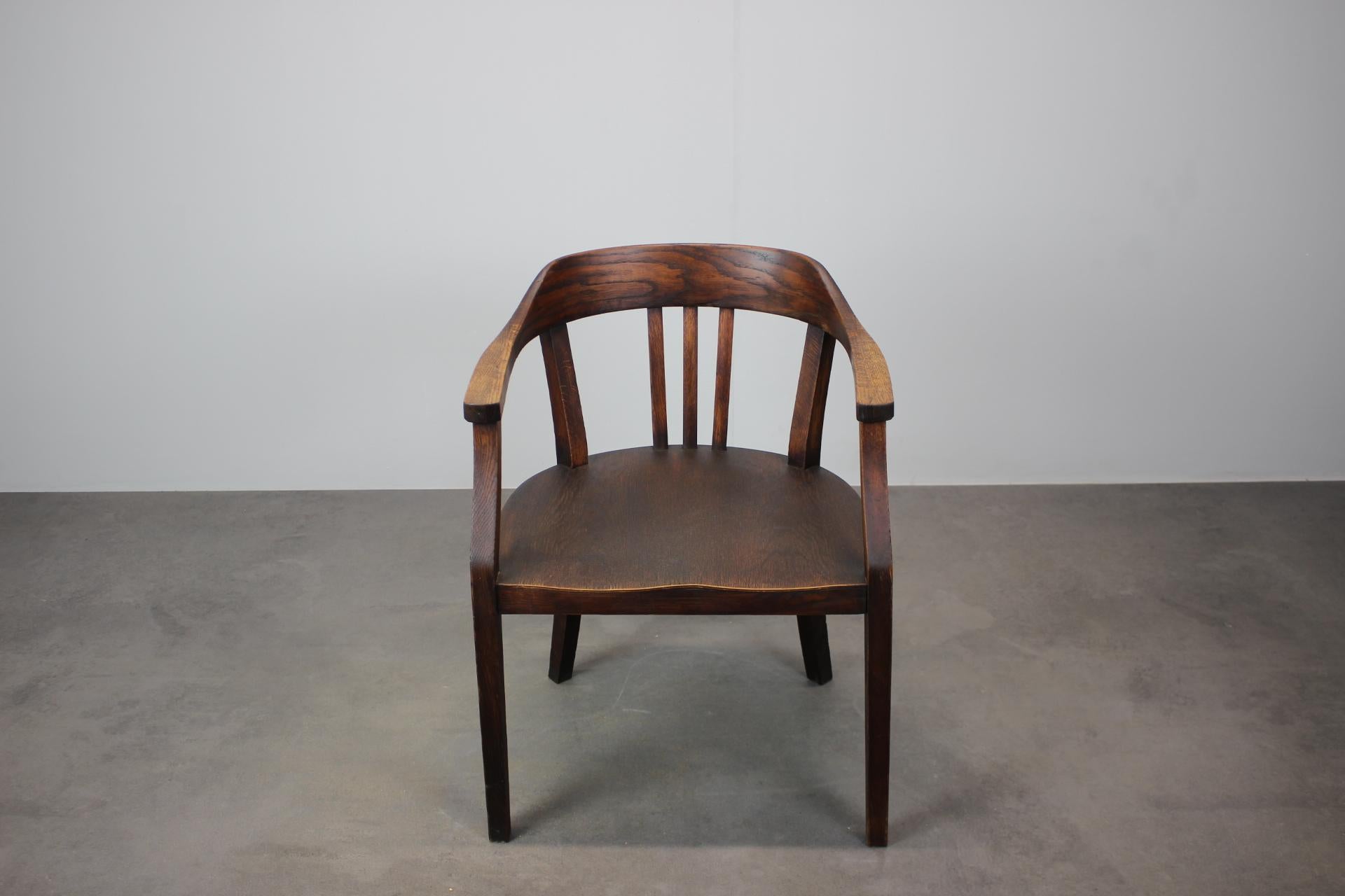 Zeigt Gebrauchsspuren
Guter Originalzustand
Hergestellt in der Tschechoslowakei 1930
Nach der Reinigung wurde ein spezielles organisches Öl in Braun auf das Holz aufgetragen.