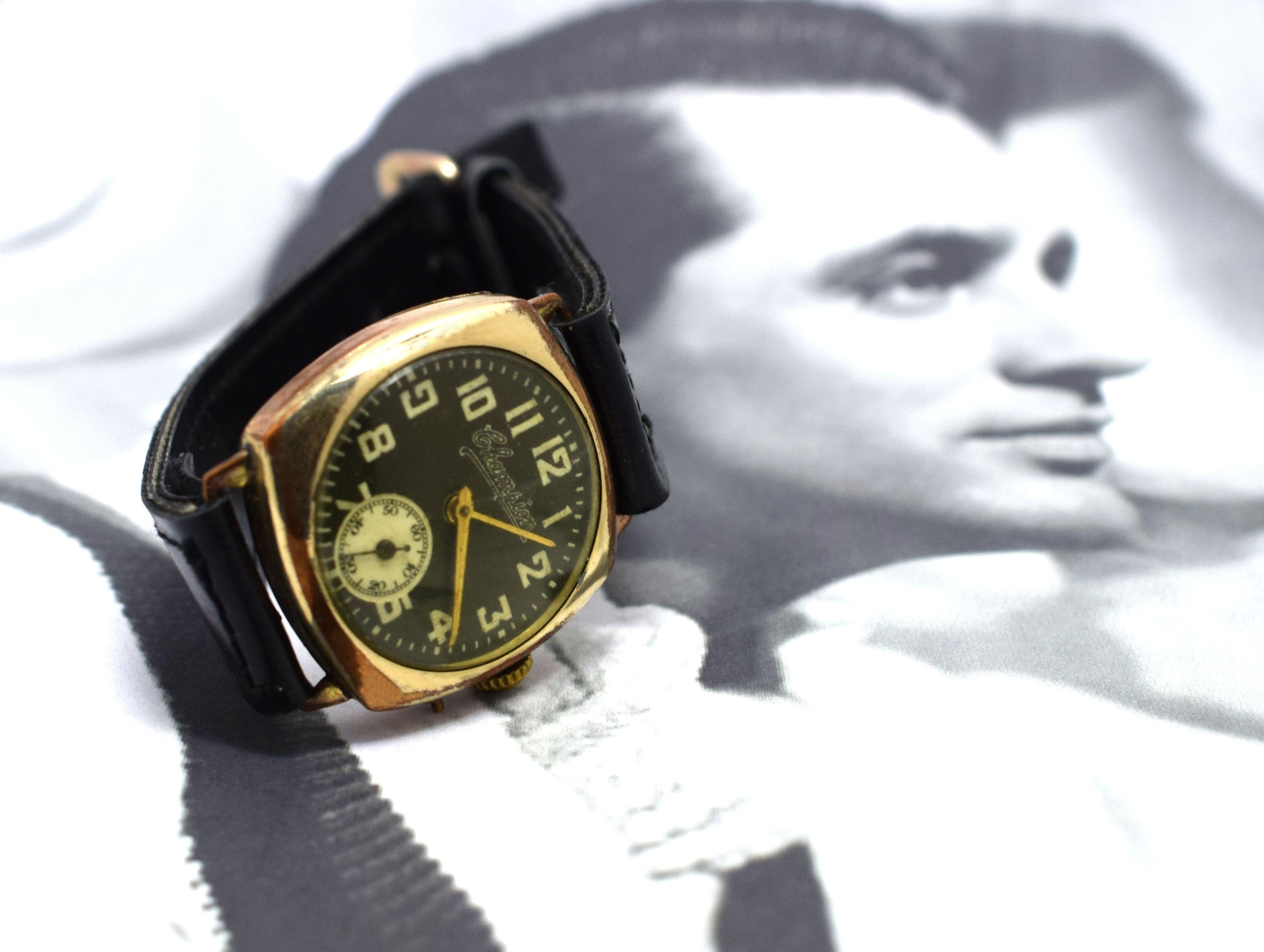 Nous vous présentons cette montre Art Déco pour homme très attrayante et inhabituelle. Datant des années 1930:: une très belle montre coussin avec une grande écriture et un beau cadran noir fonctionnant bien sur un bracelet en cuir véritable plus