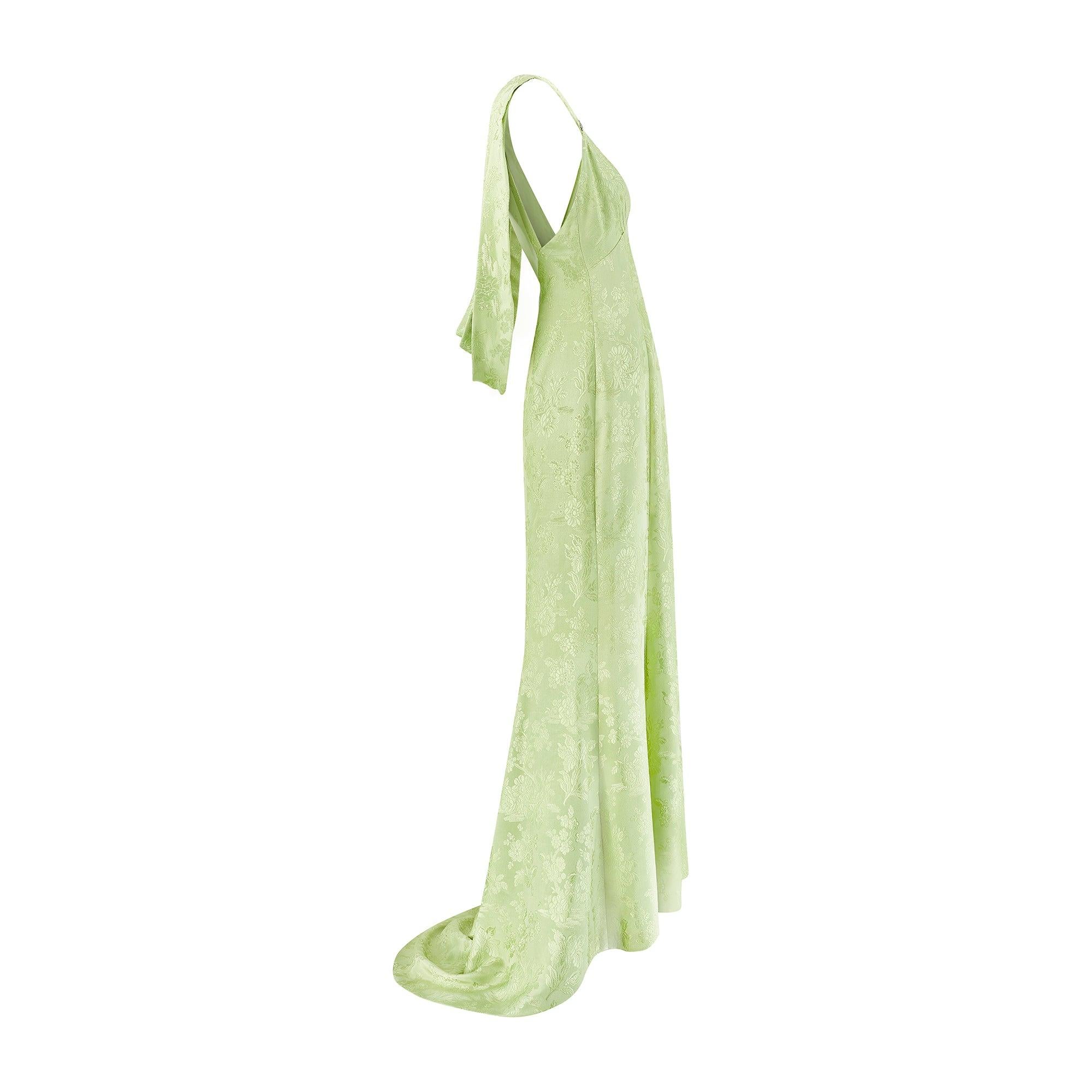 Cette magnifique robe très romantique a été confectionnée dans les années 1930 pour un événement de la haute société. Elle est de fabrication britannique ou française. Les robes de cette époque sont extrêmement recherchées, surtout lorsqu'elles sont