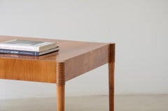 Table en cerisier des années 1930 avec pieds tournés