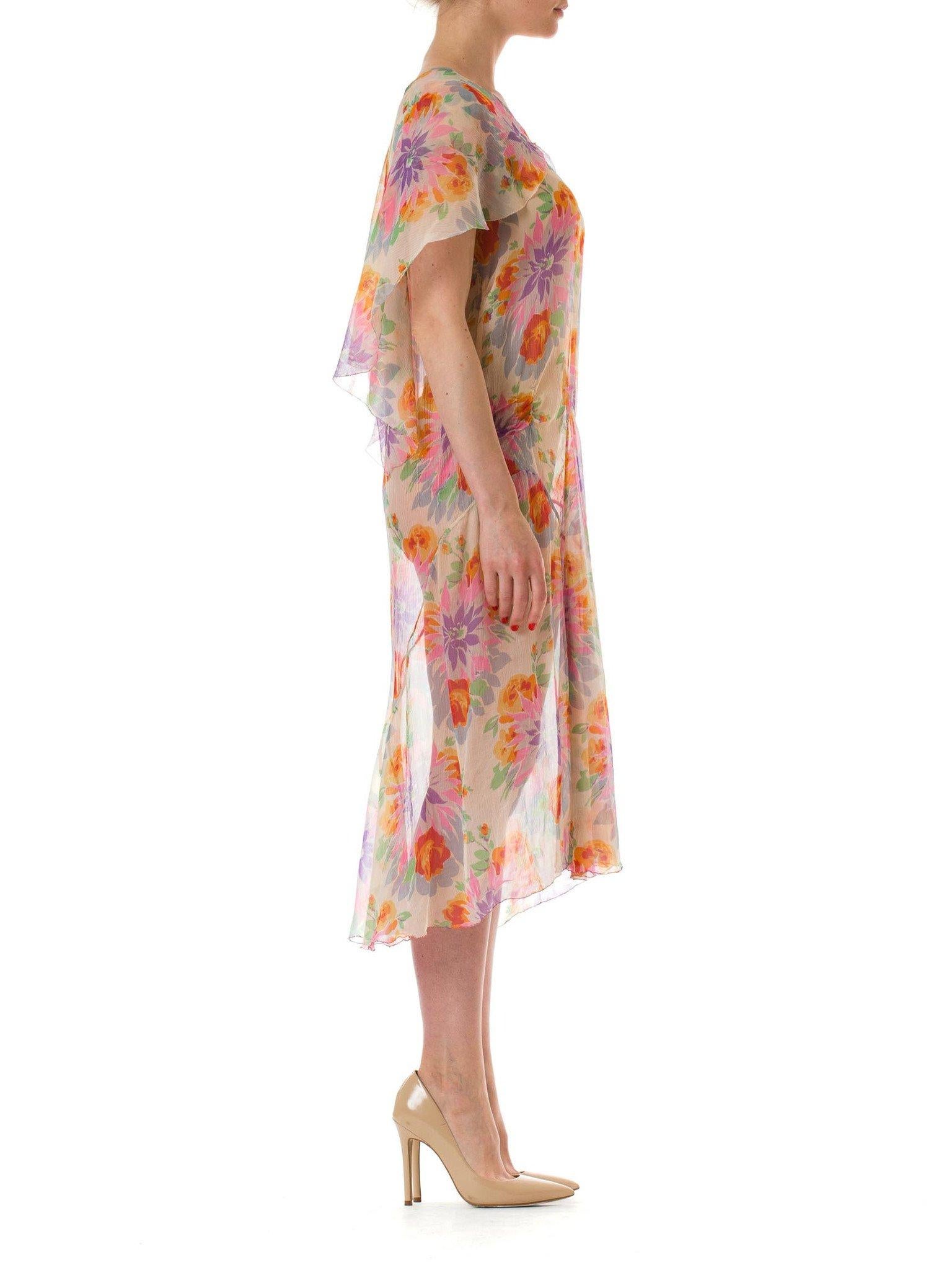 Beige Robe de soirée plissée en mousseline de soie à fleurs vives et colorées, années 1930 en vente