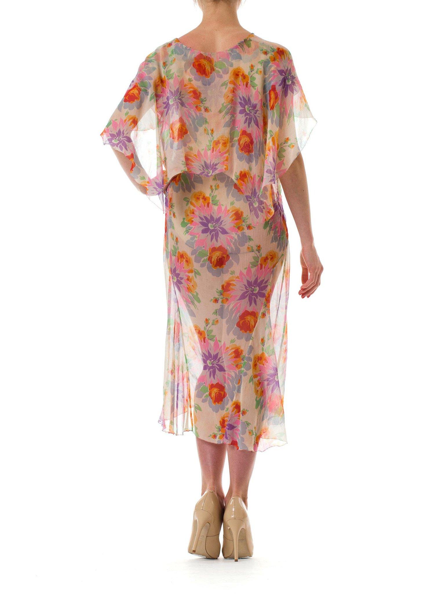 Robe de soirée plissée en mousseline de soie à fleurs vives et colorées, années 1930 Bon état - En vente à New York, NY