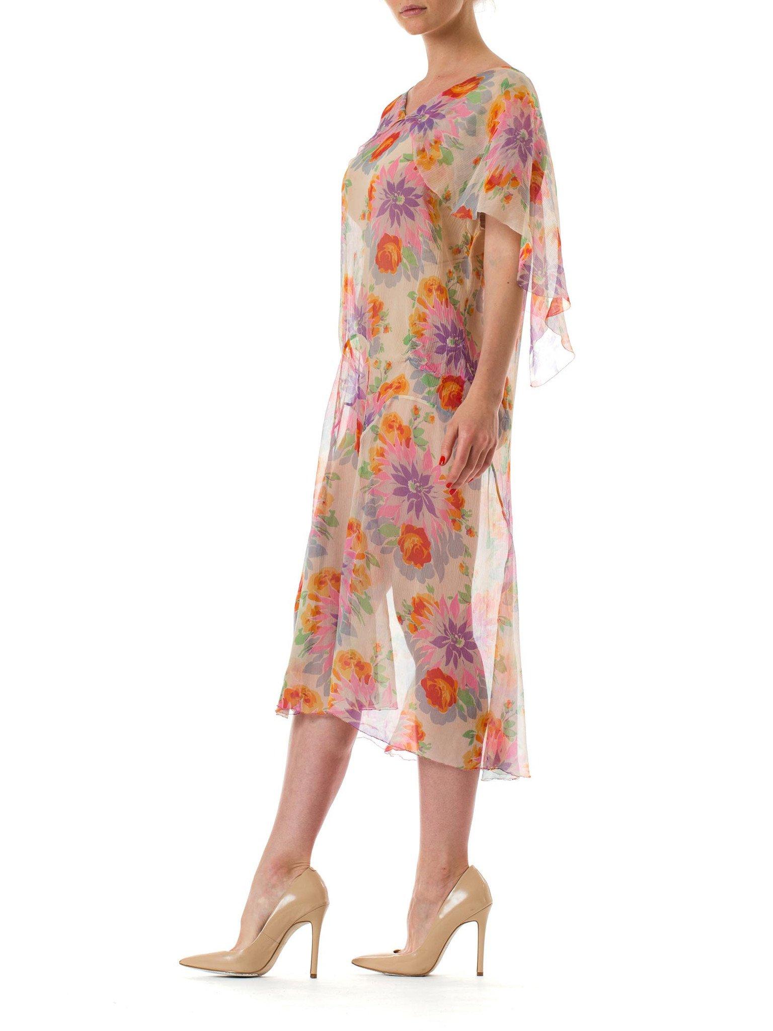 Robe de soirée plissée en mousseline de soie à fleurs vives et colorées, années 1930 Pour femmes en vente