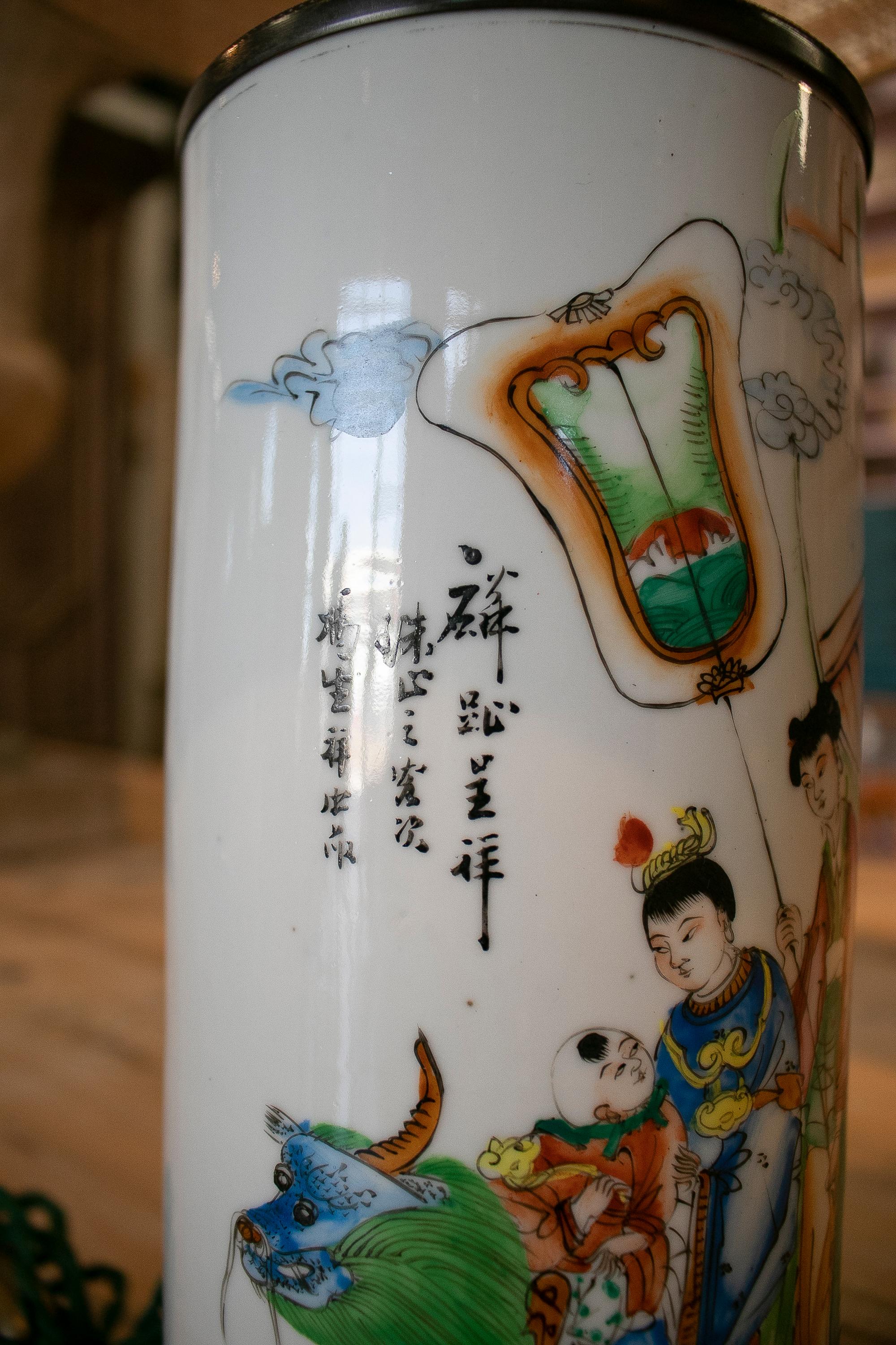 1930s Chinese Porcelain Table Lamp w/ People Scenes In Good Condition For Sale In Marbella, ES