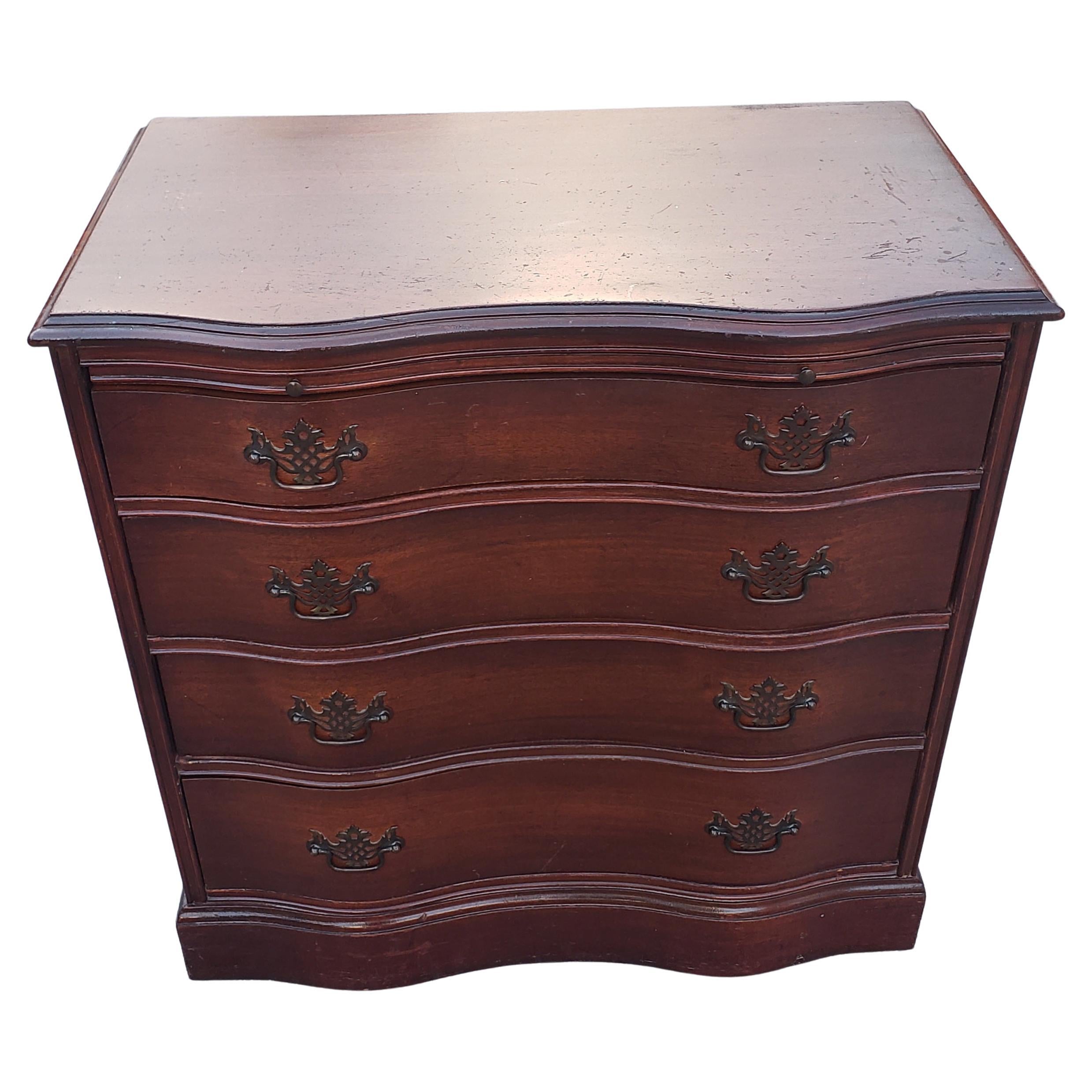 1930s Chippendale Serpentine front mahogany chest of drawers with pull out tray. Measures 30