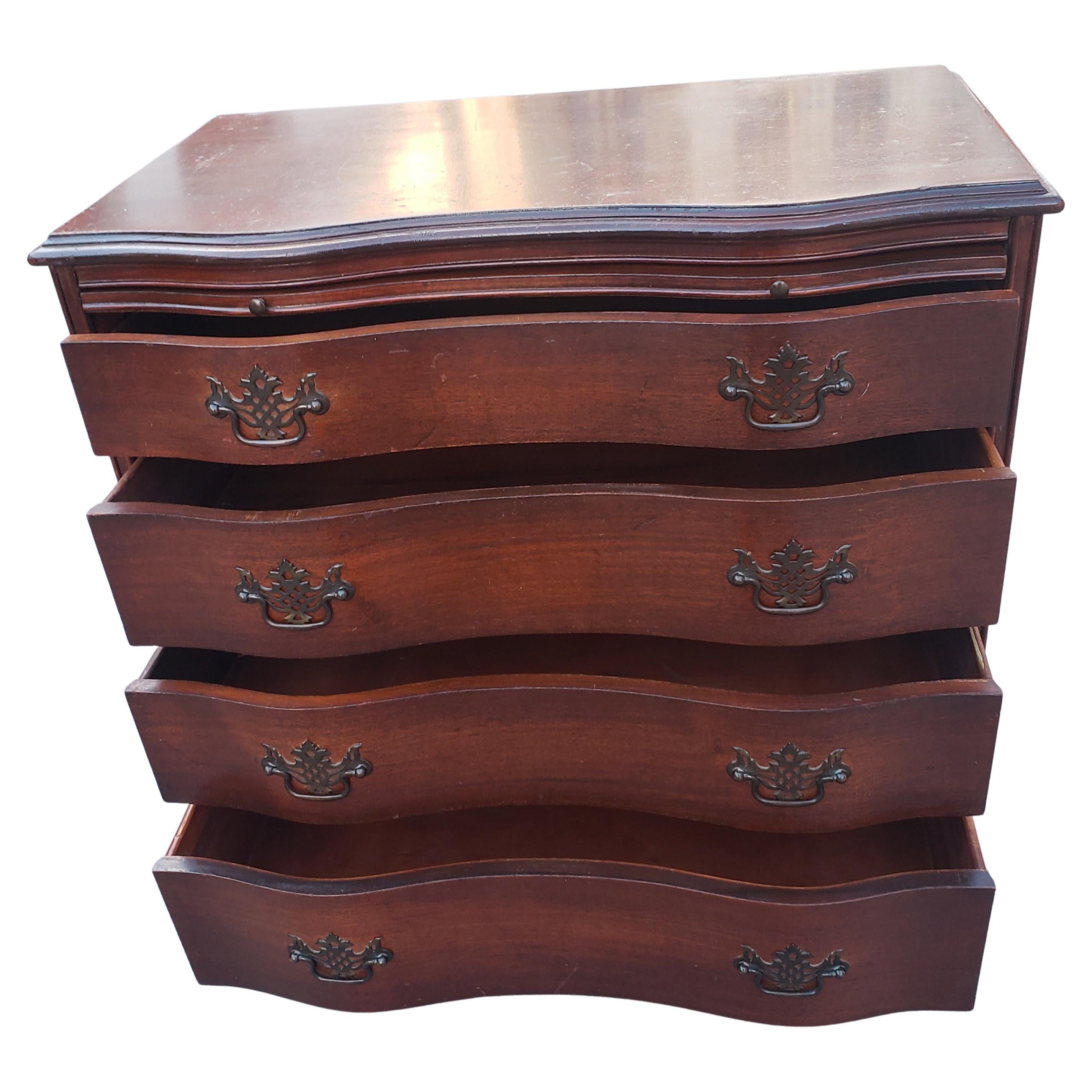 Hand-Crafted 1930s Chippendale Serpentine Front Mahogany Chest of Drawers with Pull Out Tray