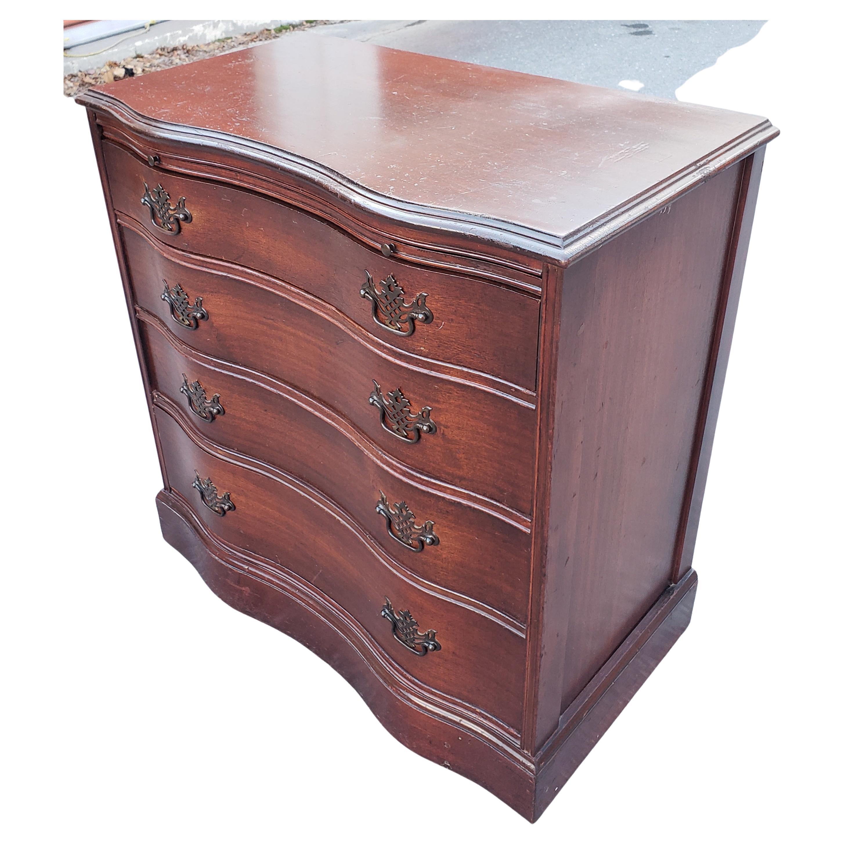 American 1930s Chippendale Serpentine Front Mahogany Chest of Drawers with Pull Out Tray