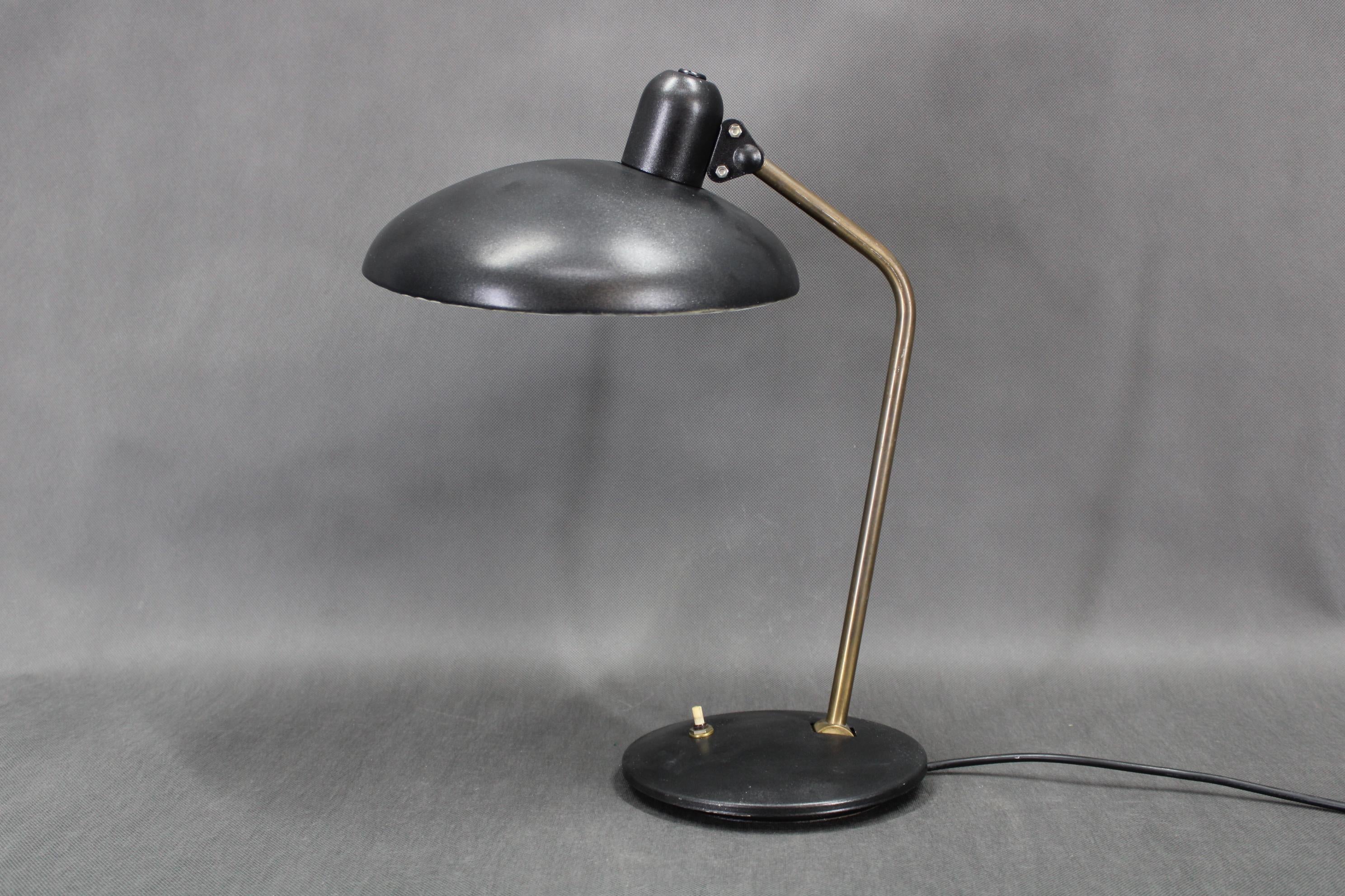 - Nuovo cablaggio 
- 1x lampadina E26-E27
- Compatibile con il cablaggio USA (l'adattatore per la spina USA è incluso) 
- Lievi segni d'uso dovuti all'età 