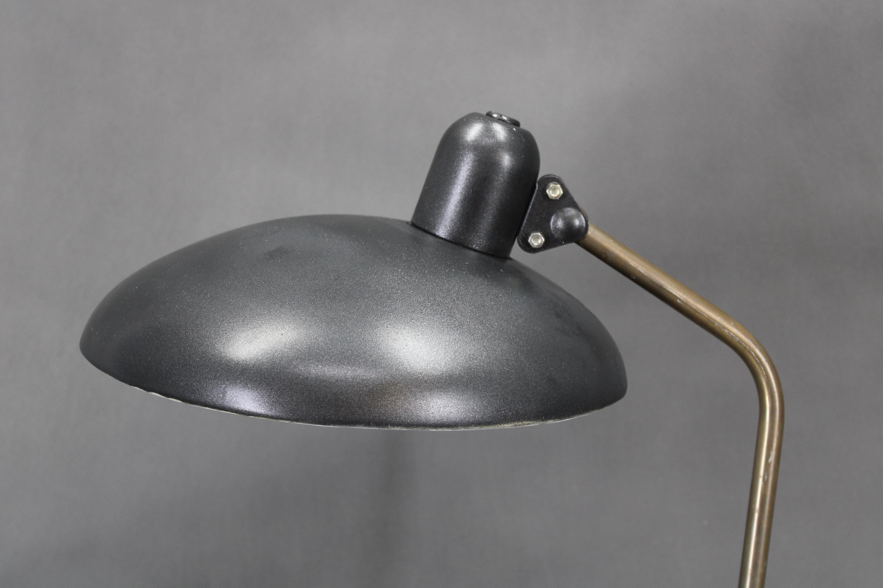 Mid-Century moderno Lampada da tavolo Christian Dell degli anni '30 per Kaiser Idell, Germania in vendita