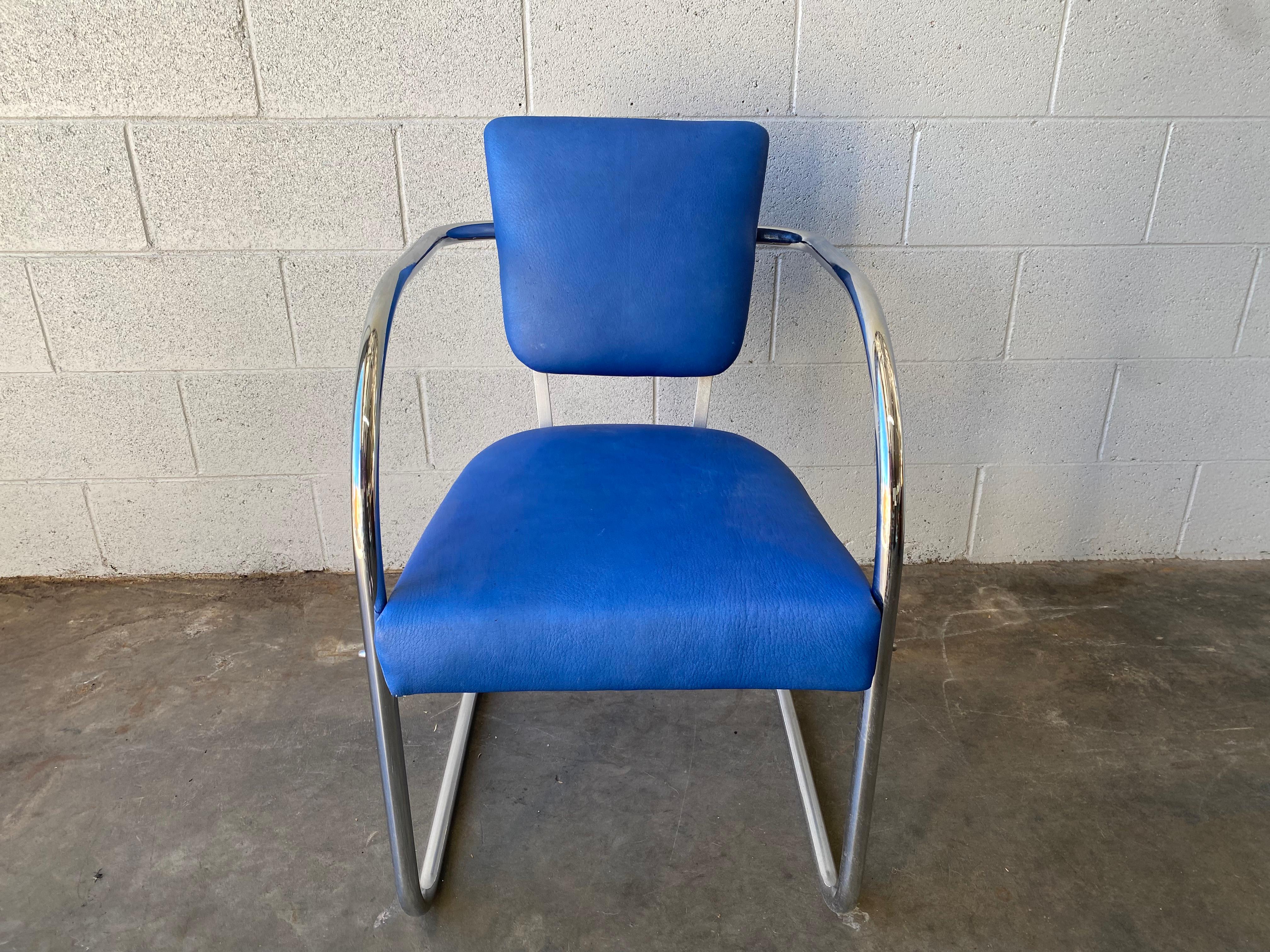 Schöner Vintage-Sessel aus den 1930er Jahren. Vollständig renoviert und in tadellosem Zustand. Mit verchromter Arm-/Beinstruktur und blauem Hirschlederbezug. Abgerundet mit wunderschönen Messing-Polsternägeln. In ausgezeichnetem Zustand wie