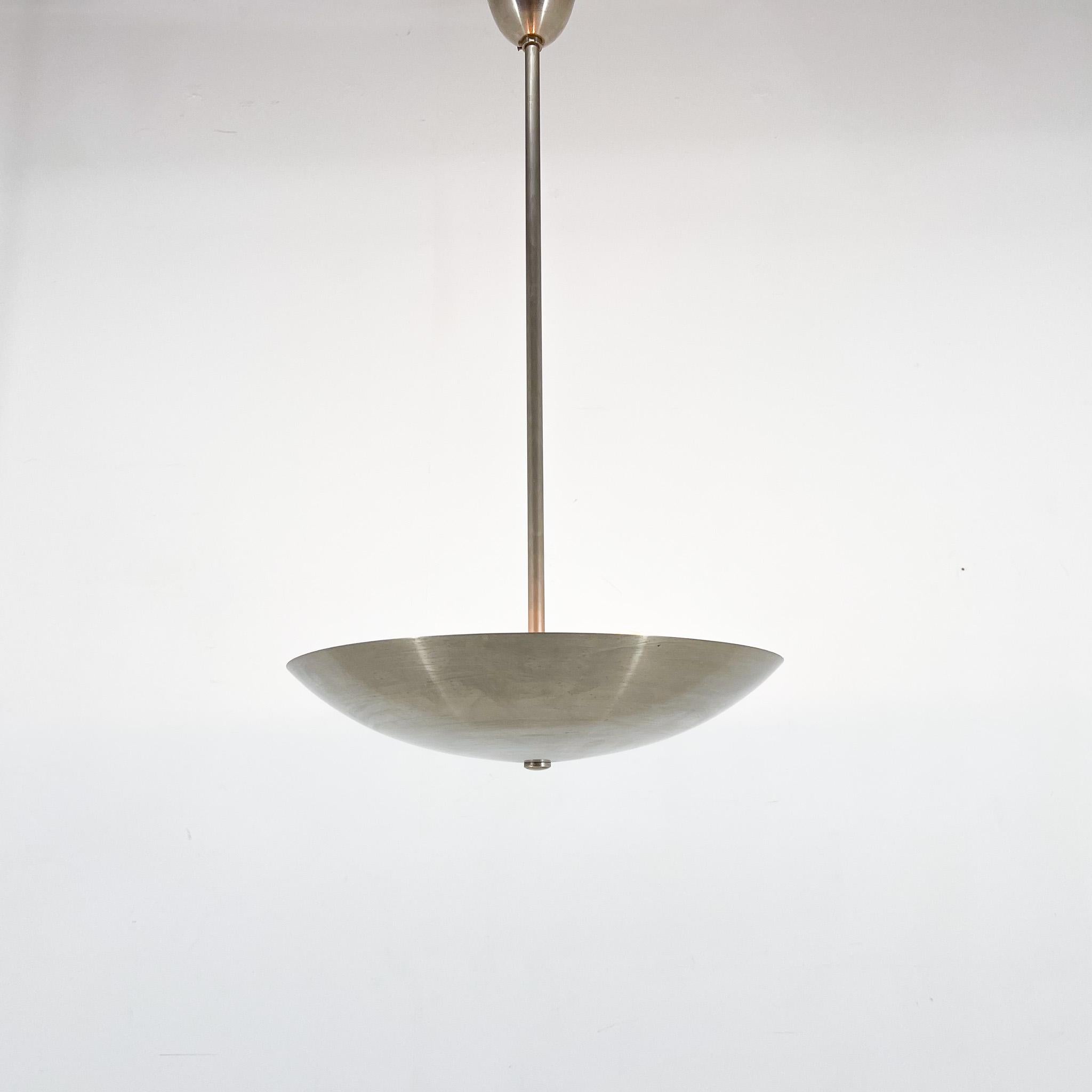 Lampe suspendue Art déco entièrement chromée par le célèbre designer Franta Anýž. Produit dans l'ancienne Tchécoslovaquie dans les années 1930. Ampoules : 3x E25-E27. Compatible avec le câblage américain.