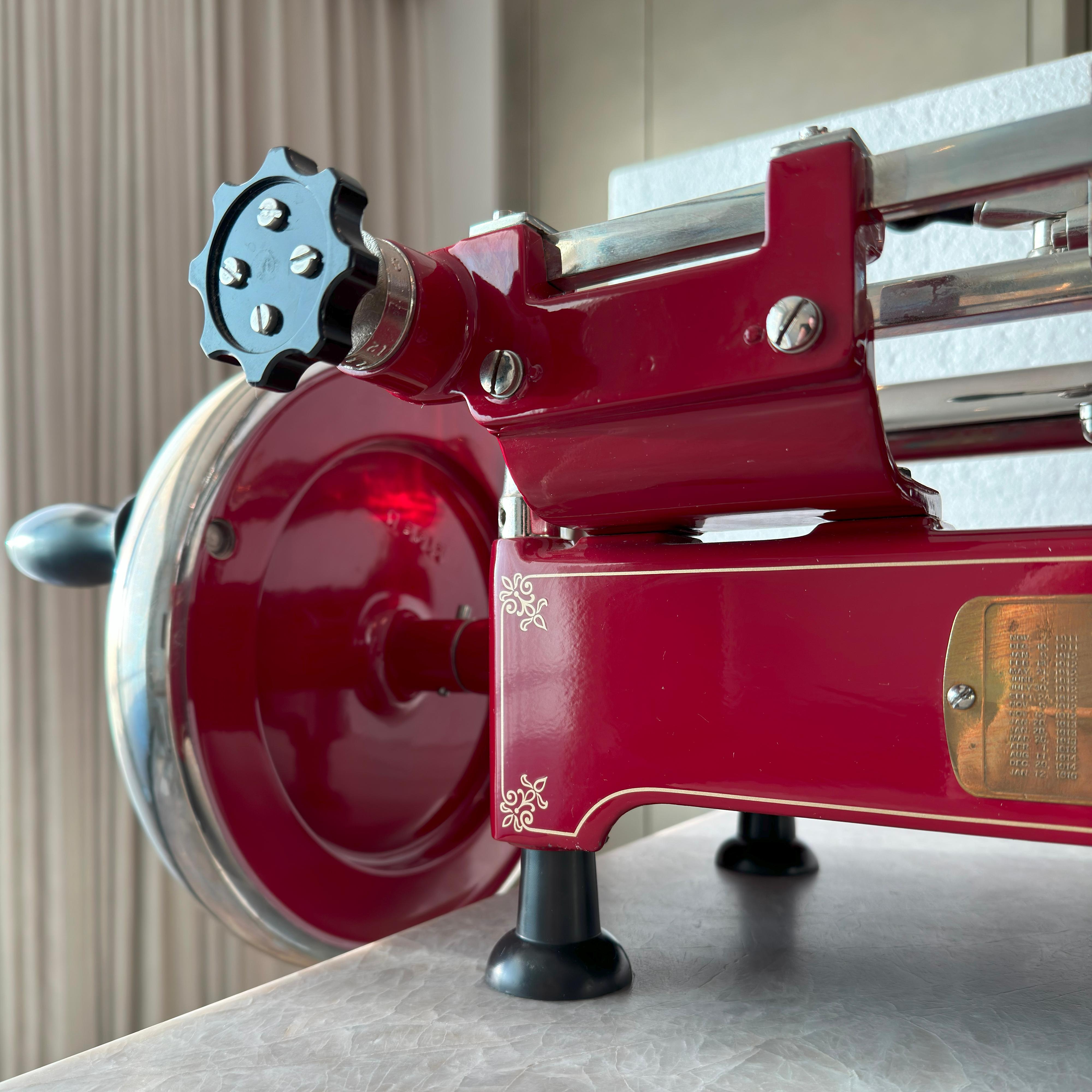 Cortadora de carne con volante Berkel Modelo 11 de los años 30, totalmente restaurada - Cromada y esmaltada en rojo
La Porte, Indiana, hacia 1926-1932

Un cortafiambres de volante original Berkel Modelo 11, fabricado en La Porte, Indiana, entre 1926
