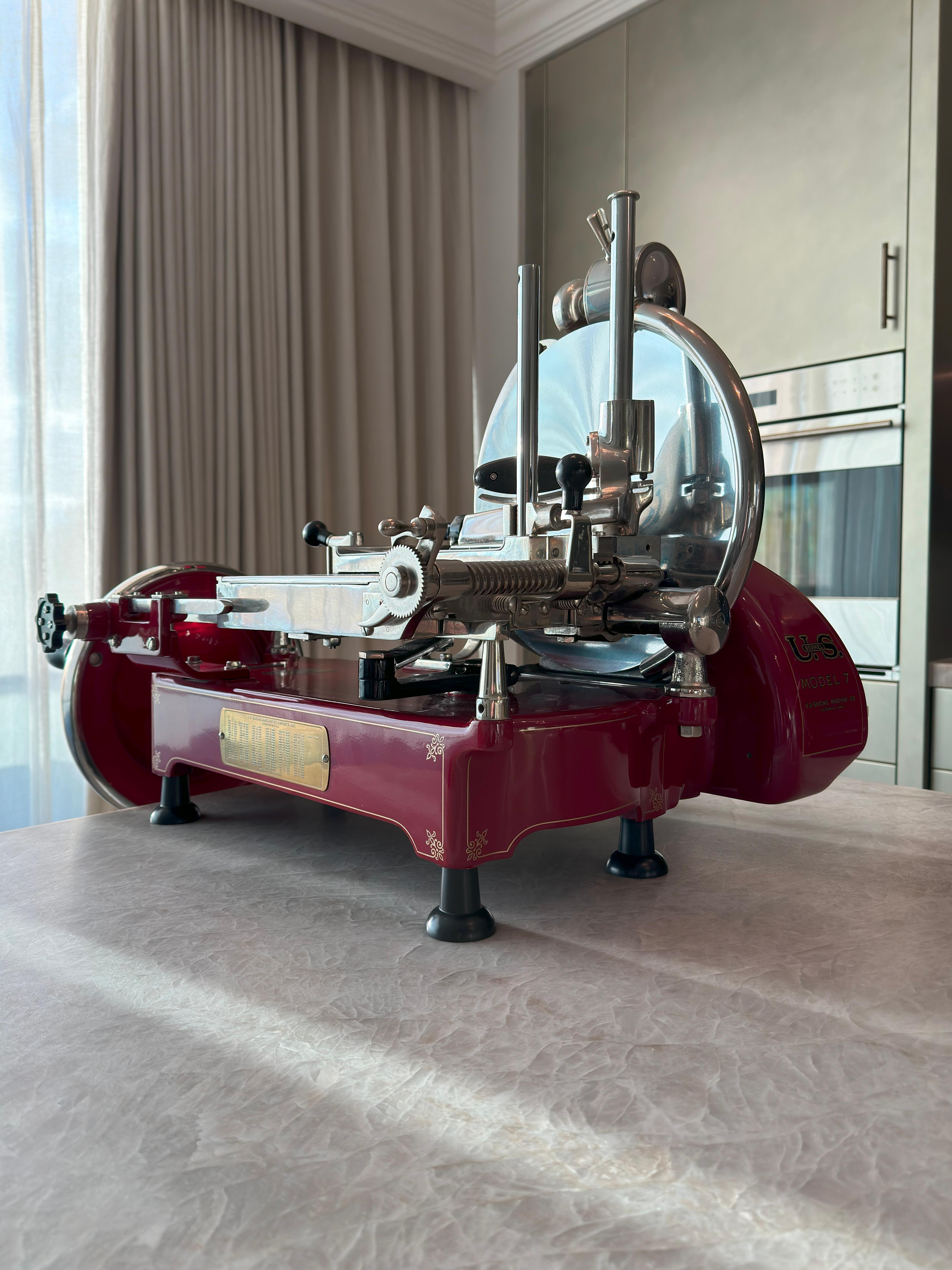 Cortafiambres Berkel Cromado Esmaltado Rojo de los años 30, Modelo 11 Volante Totalmente Restaurado Moderno estilizado en venta