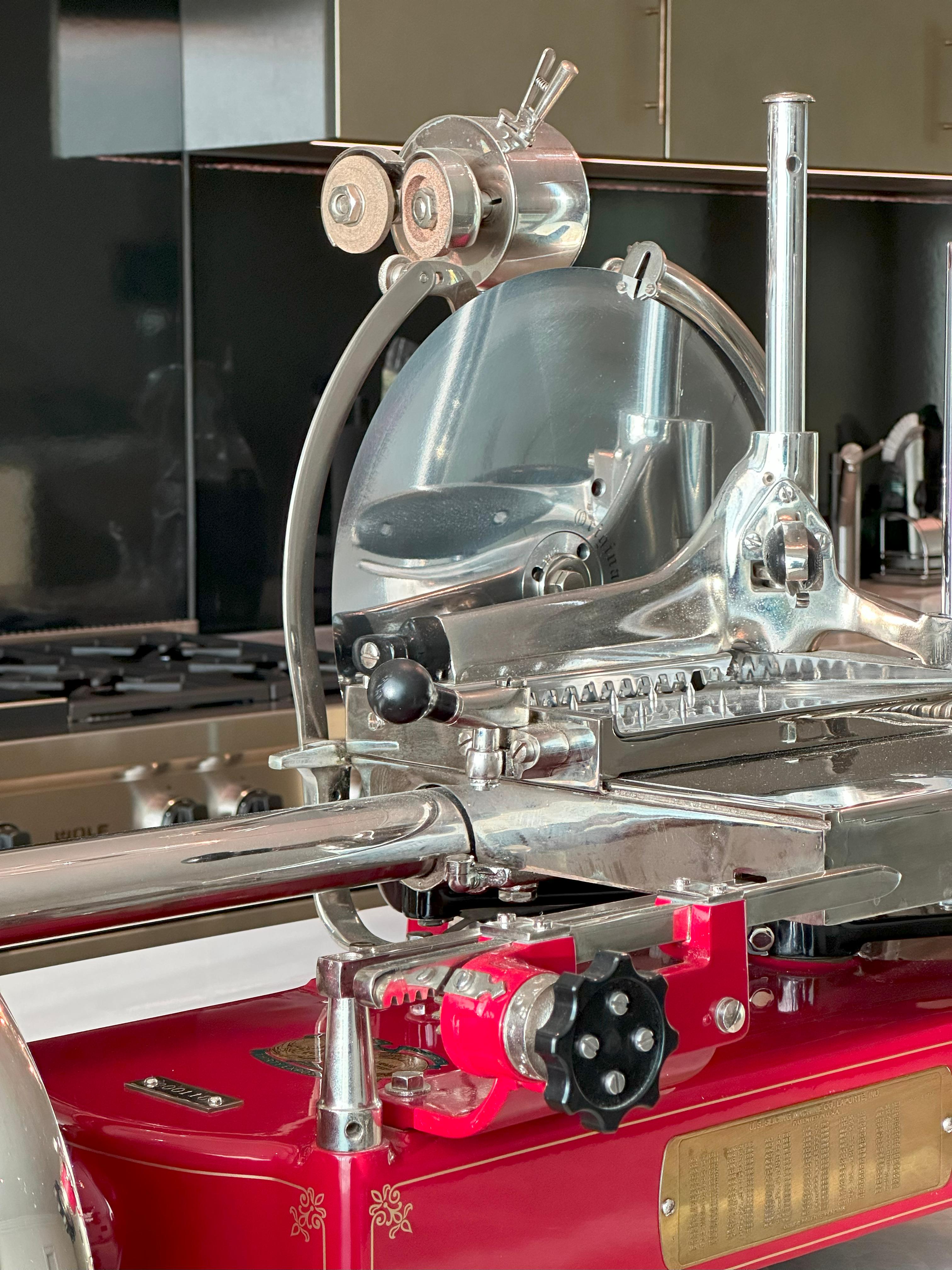 Cortafiambres Berkel Cromado Esmaltado Rojo de los años 30, Modelo 11 Volante Totalmente Restaurado en venta 1