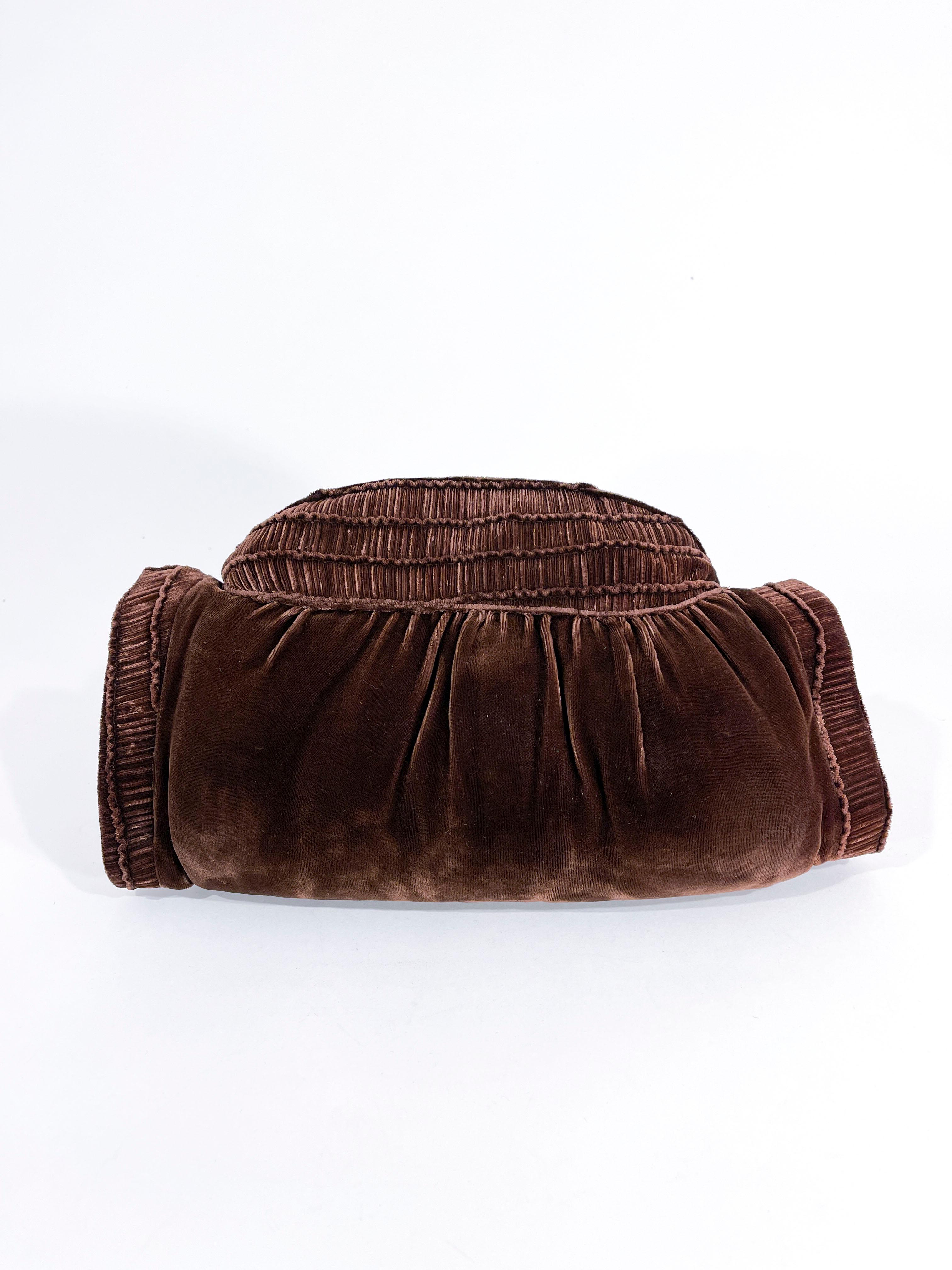 kakaobraune Seidensamt-Handtasche/Muff aus den 1930er Jahren mit detaillierten Rüschen entlang des Oberteils und der Armöffnungen. Die Oberseite hat ein Reißverschlussfach mit einem geätzten Zelluloid-Reißverschluss-Zug und Messinggliedern. Der
