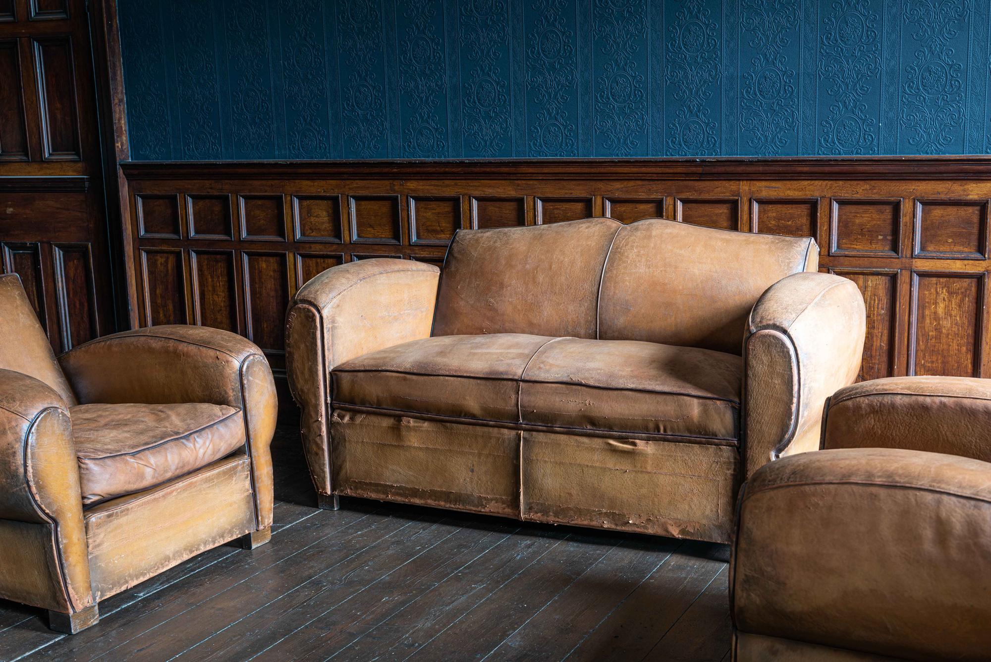 1930er Jahre Cognac Französisch Leder Schnurrbart zurück Club Stuhl Sofa-Set,
um 1930. Name des Pariser Herstellers 'L.M. Paris
Cognacfarbenes Ledersofa und -sessel mit Schnurrbart für den Salon. Die beiden Sessel haben gefederte Sitzgestelle und