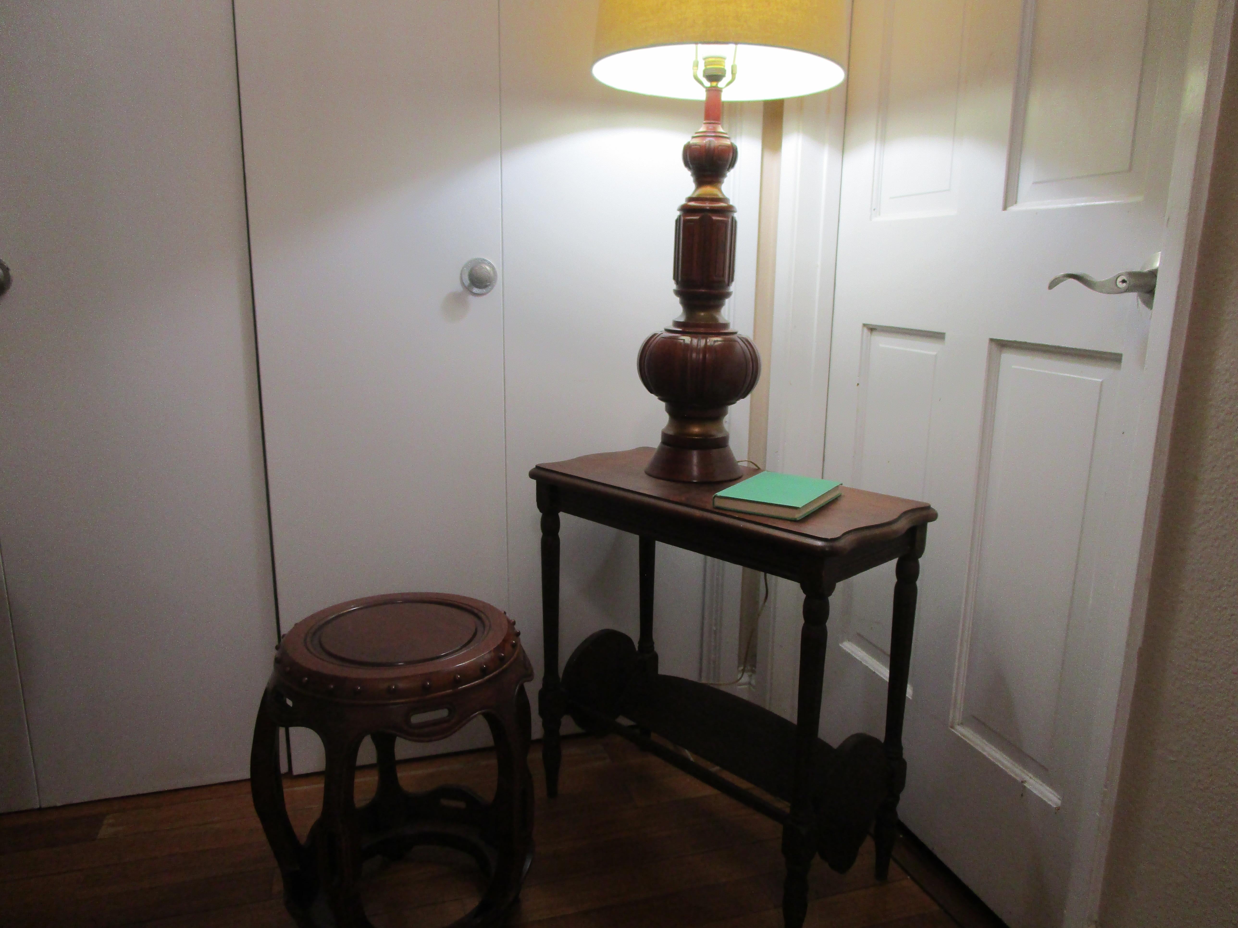 1930s Colonial Revival Style Turned  and Veneered Occasional Bookshelf Table For Sale 4