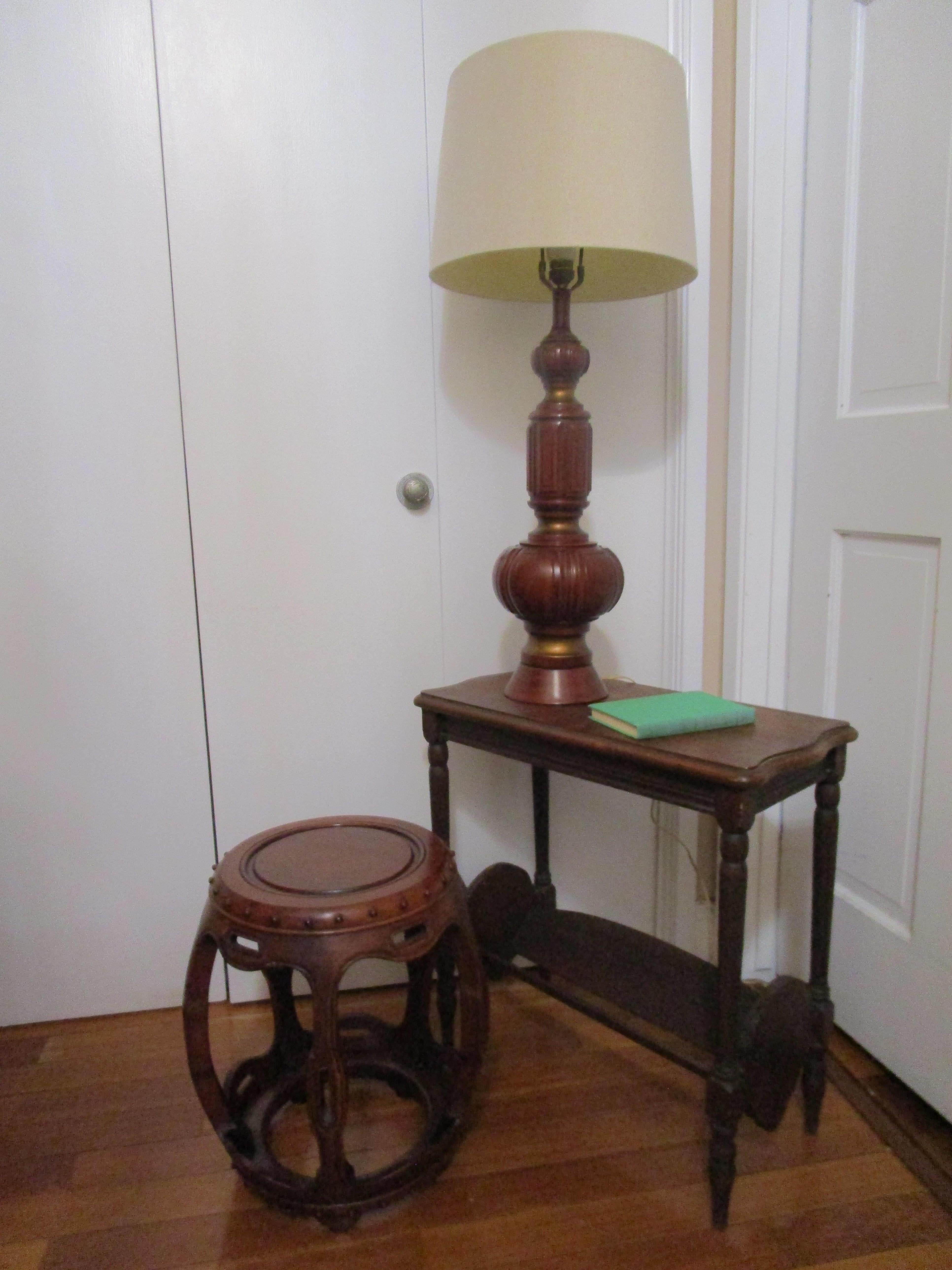 20th Century 1930s Colonial Revival Style Turned  and Veneered Occasional Bookshelf Table For Sale