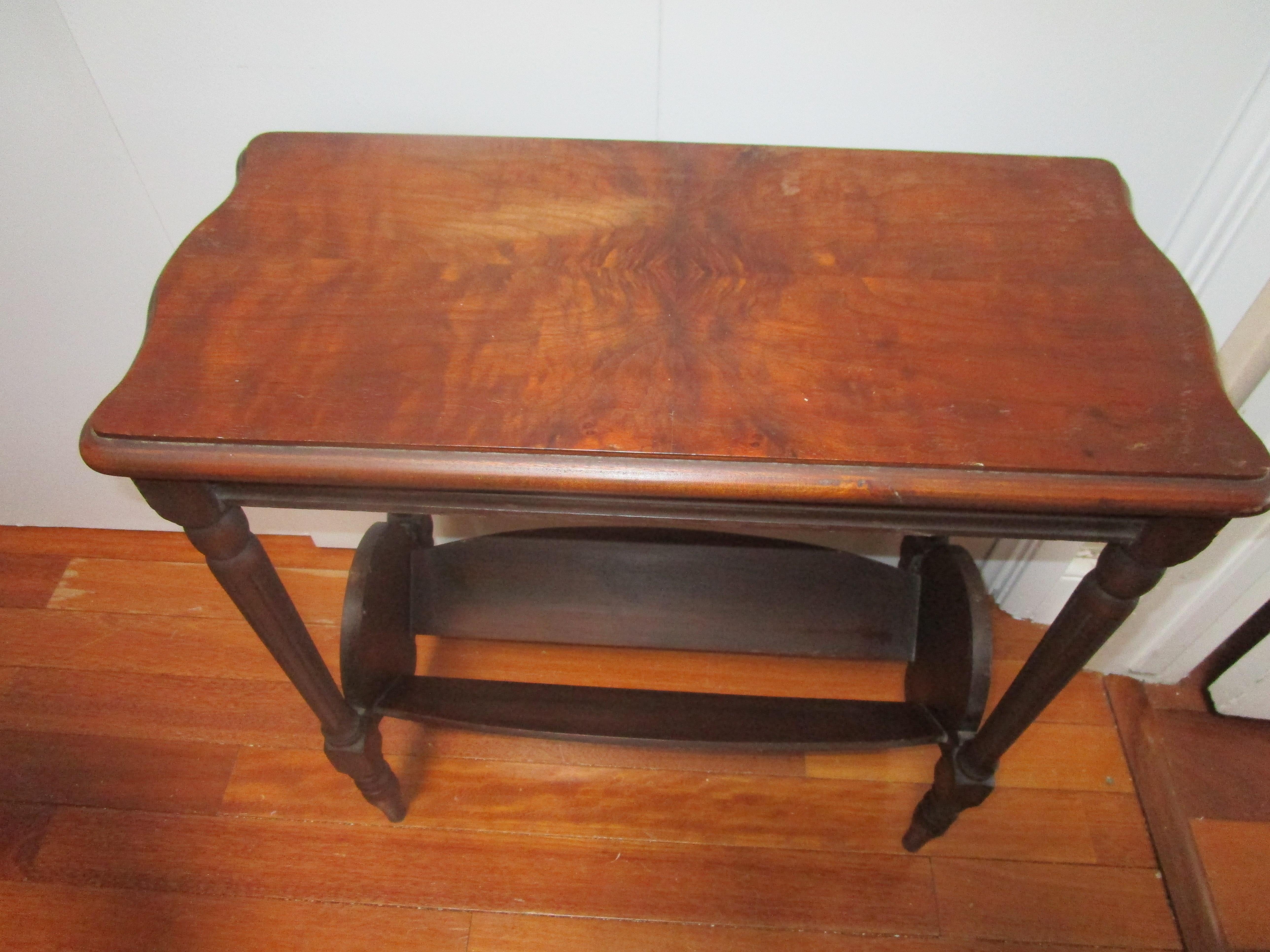Wood 1930s Colonial Revival Style Turned  and Veneered Occasional Bookshelf Table For Sale