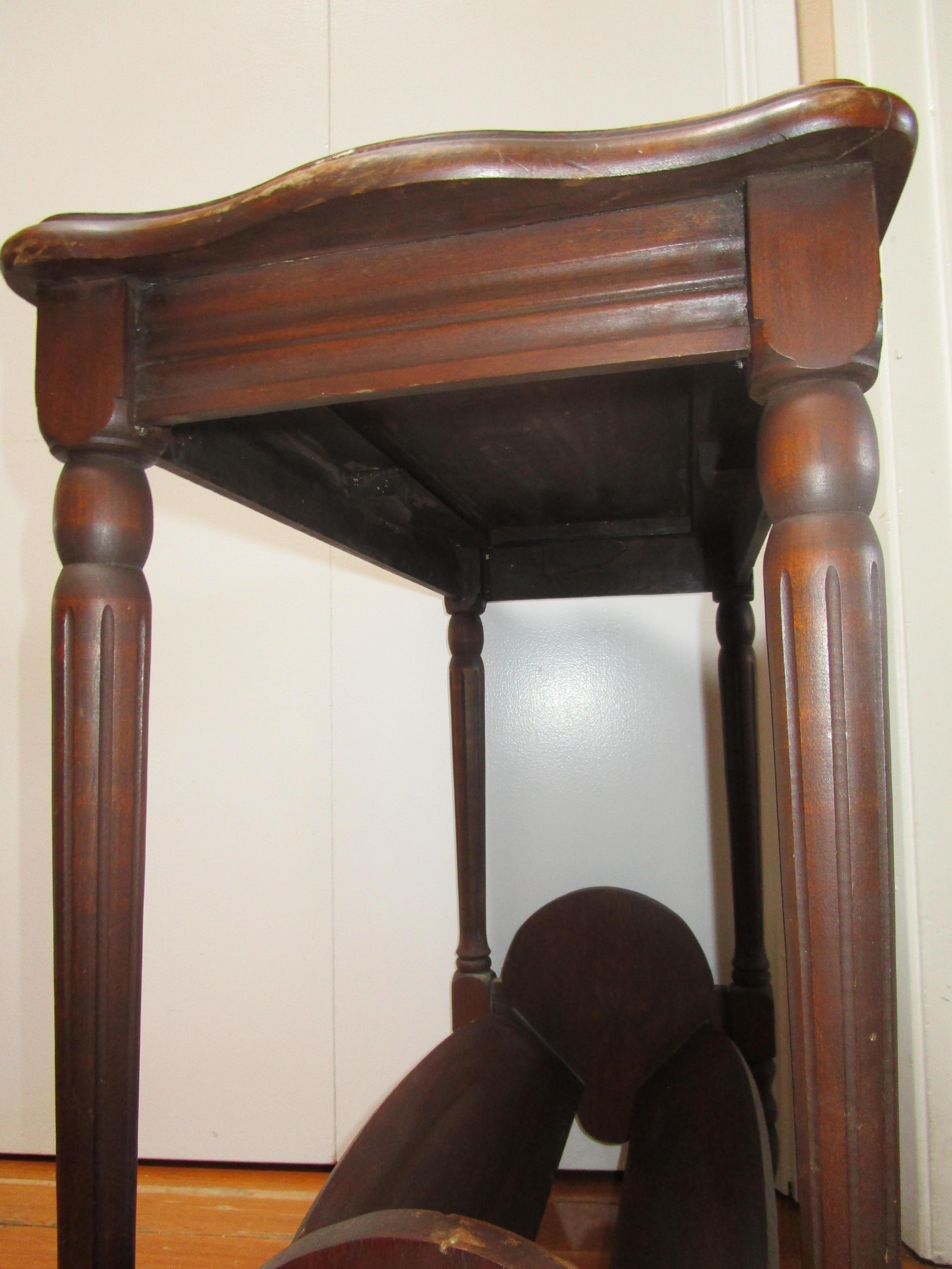 1930s Colonial Revival Style Turned  and Veneered Occasional Bookshelf Table For Sale 2