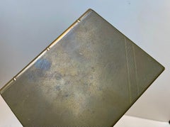 Scatola in ottone guilloché a scomparsa degli anni '30 - a forma di libro