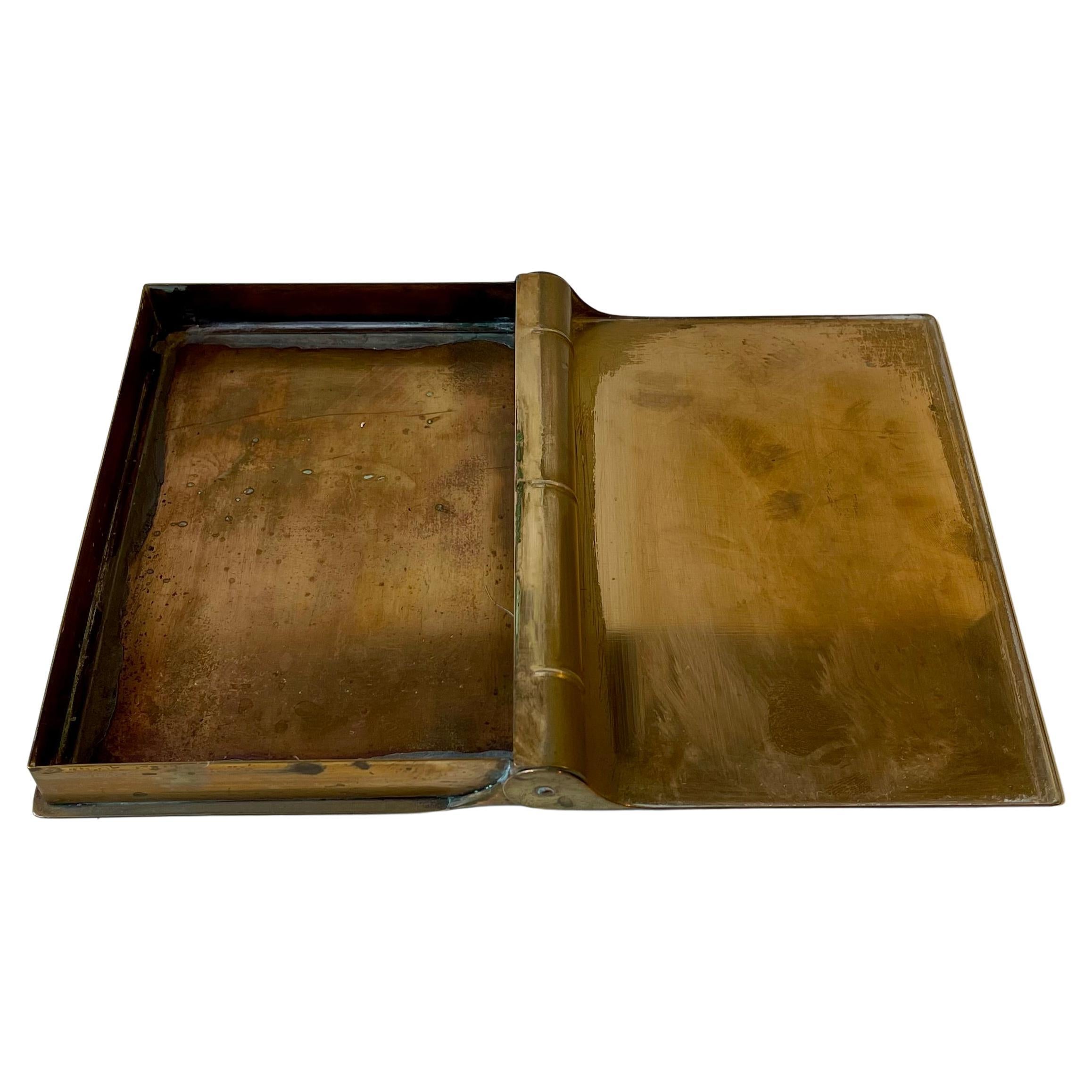 Caja de latón guilloché oculta de los años 30 - en forma de Libro