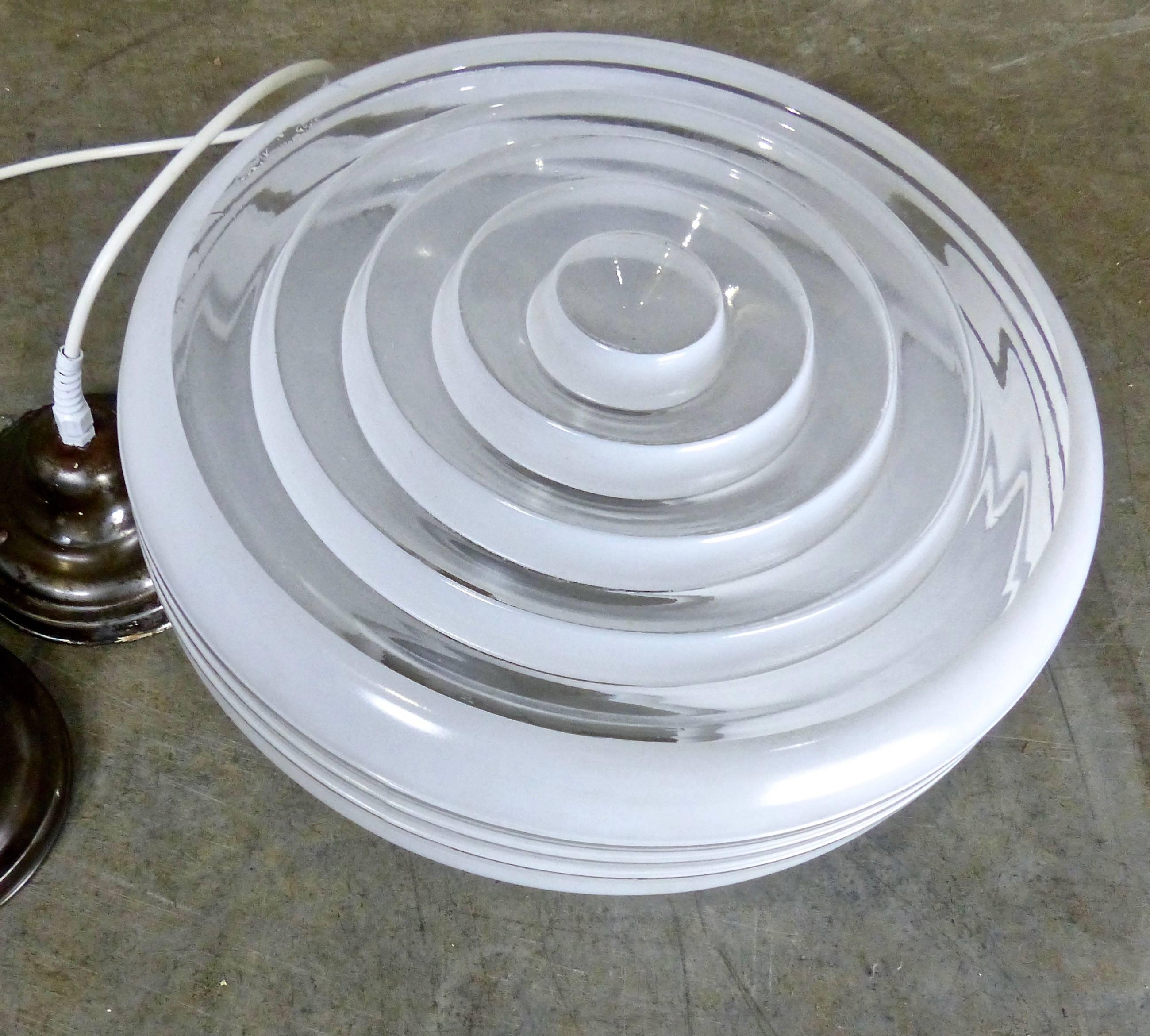 Ciondoli antichi a forma di cono in vetro al latte con linee di luce incise. Ricablato e approvato CSA; supporti a soffitto inclusi. L'esempio di montatura nella foto è rappresentativo; offriamo una varietà di stili.