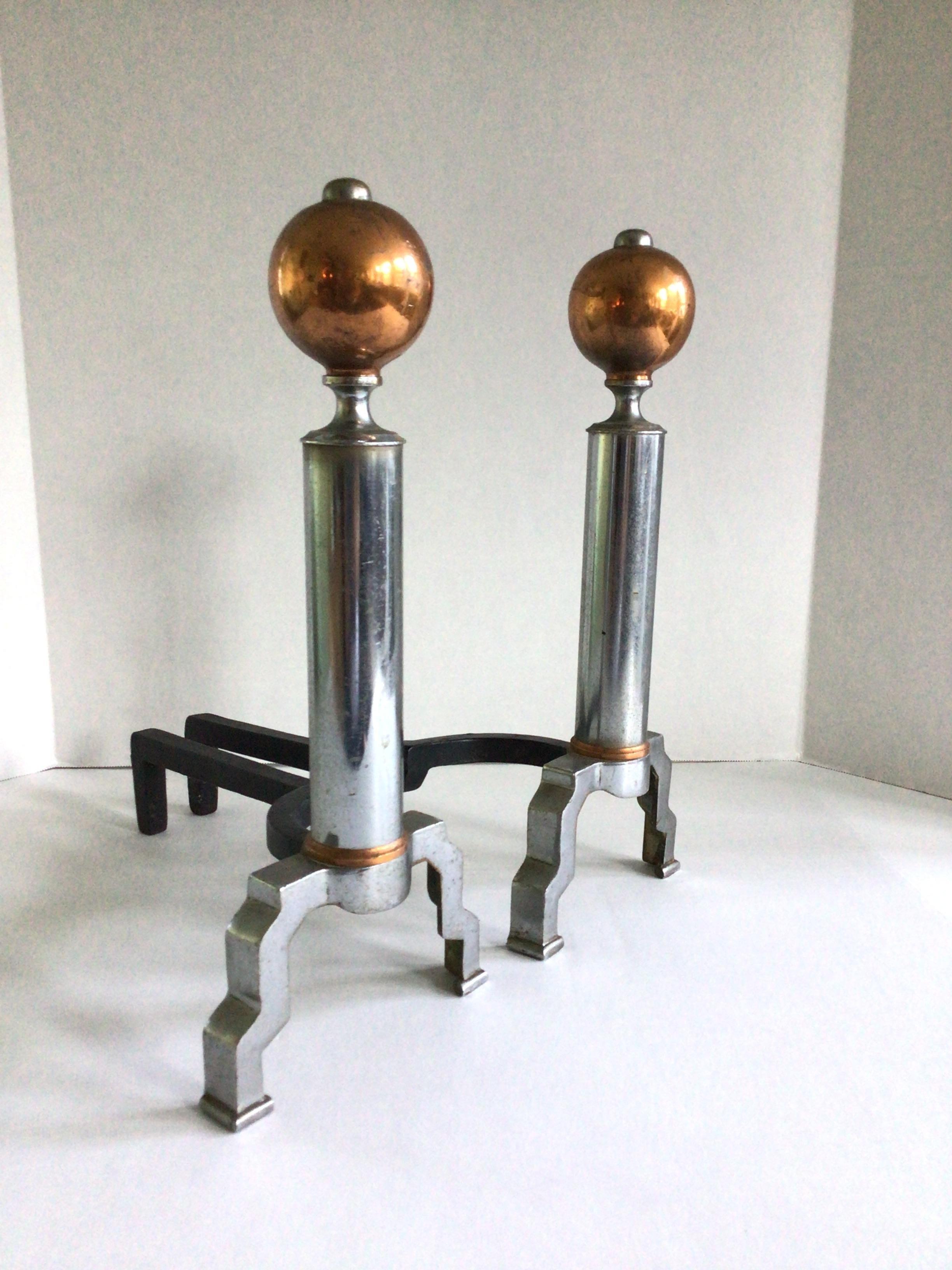 Andirons Art Déco en cuivre et chrome des années 1930
Le chrome est taché - il faut le polir/affiner 