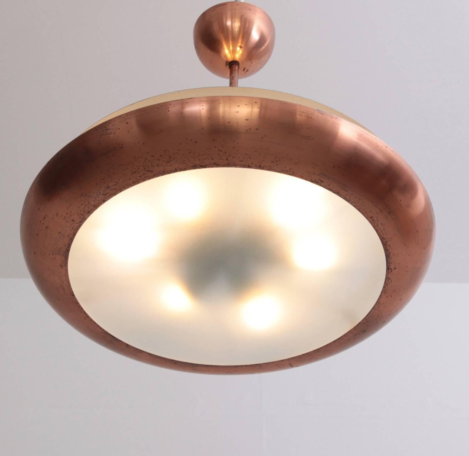 Bauhaus style copper lamp in very good original condition with 6 x E27 / Model A fittings. Absolute stunning early modern lighting.
To be on the safe side, the lamp should be checked locally by a specialist concerning local requirements.

