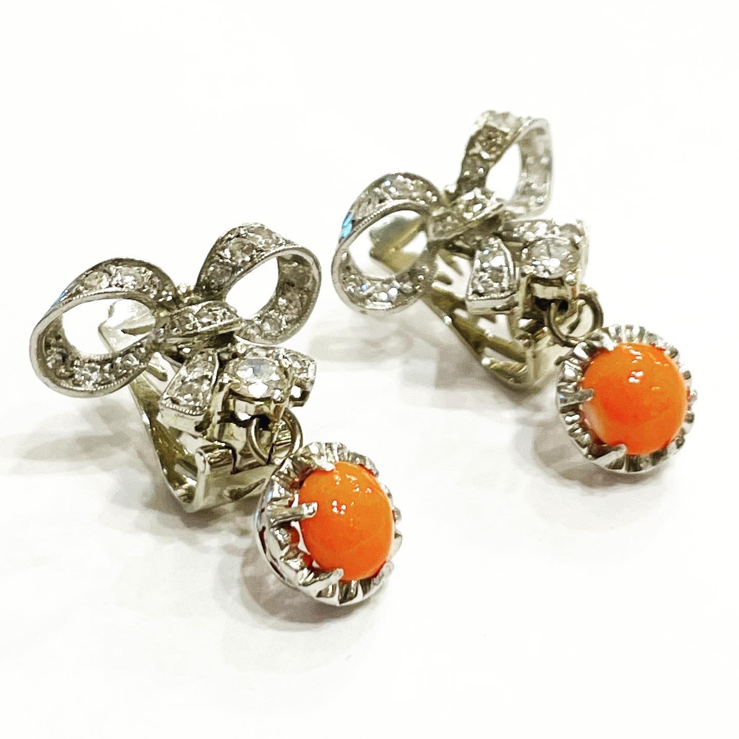 1930s earrings with a round dropping coral in cabochon cut and diamonds.
Clip-on drop system.
The earrings are finely crafted in platinum with two beautiful coral cabochon, with diamonds.
Total approximate weight of the diamonds: 0.8 carat.
Total