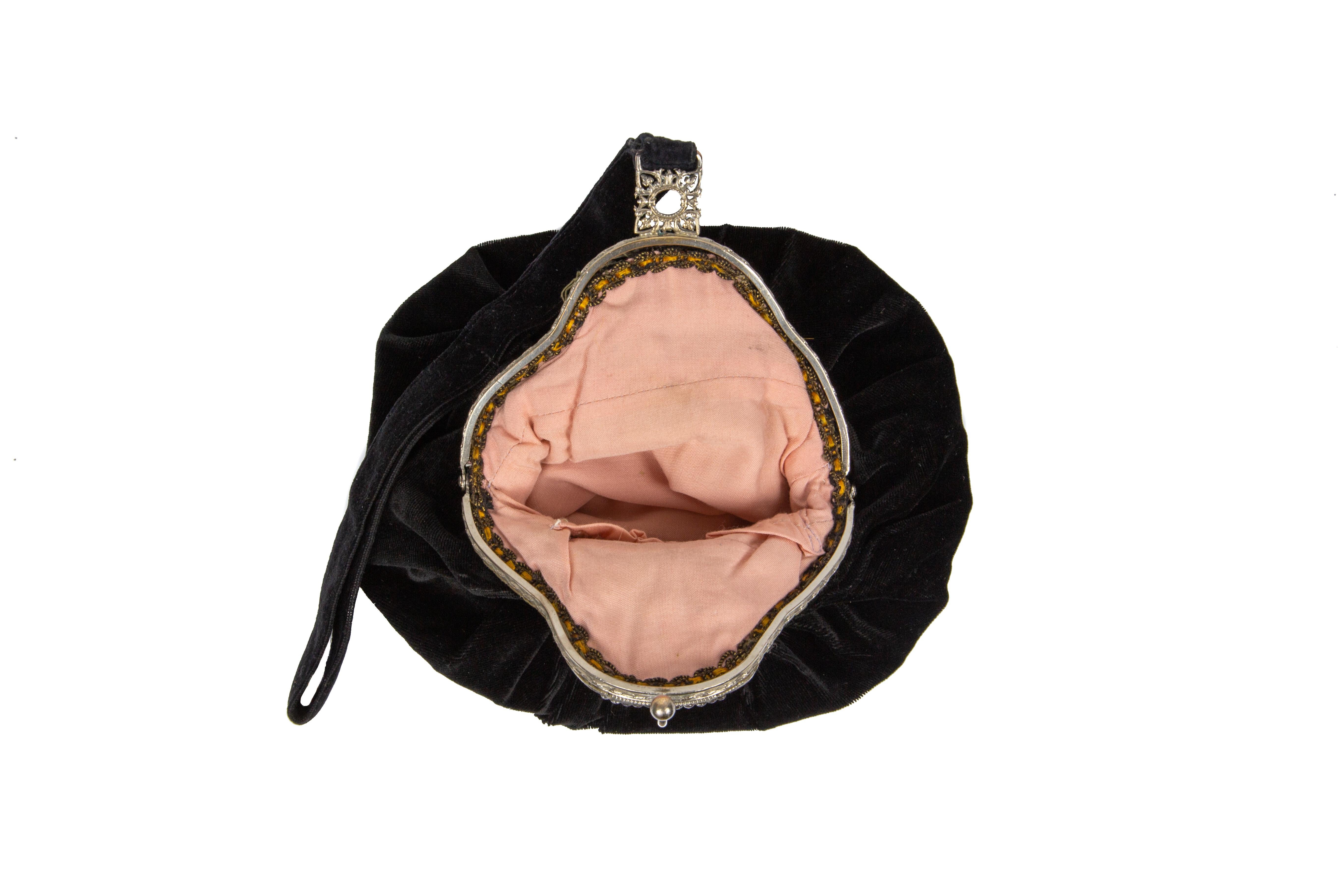 1930s Couture Black Velvet Handbag In Good Condition For Sale In London, GB