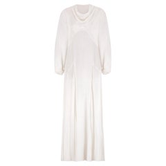 Vestido de satén blanco con puño fruncido y cuello de cofre de los años 30