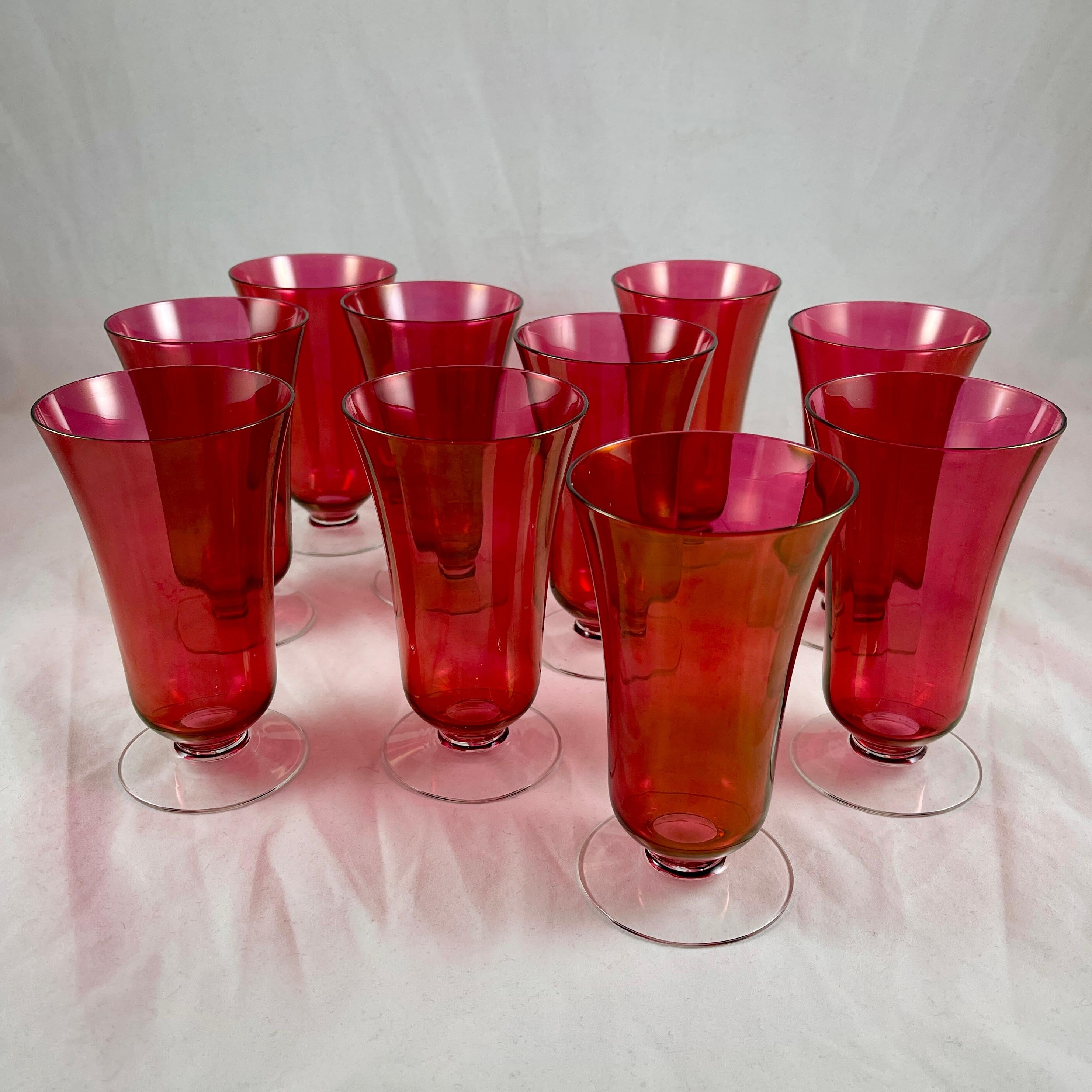 Set von zehn Eis- und Teekelchen aus Preiselbeerfarbenem Optischem Glas im Art-déco-Stil der 1930er Jahre mit Fuß (amerikanisch) im Angebot