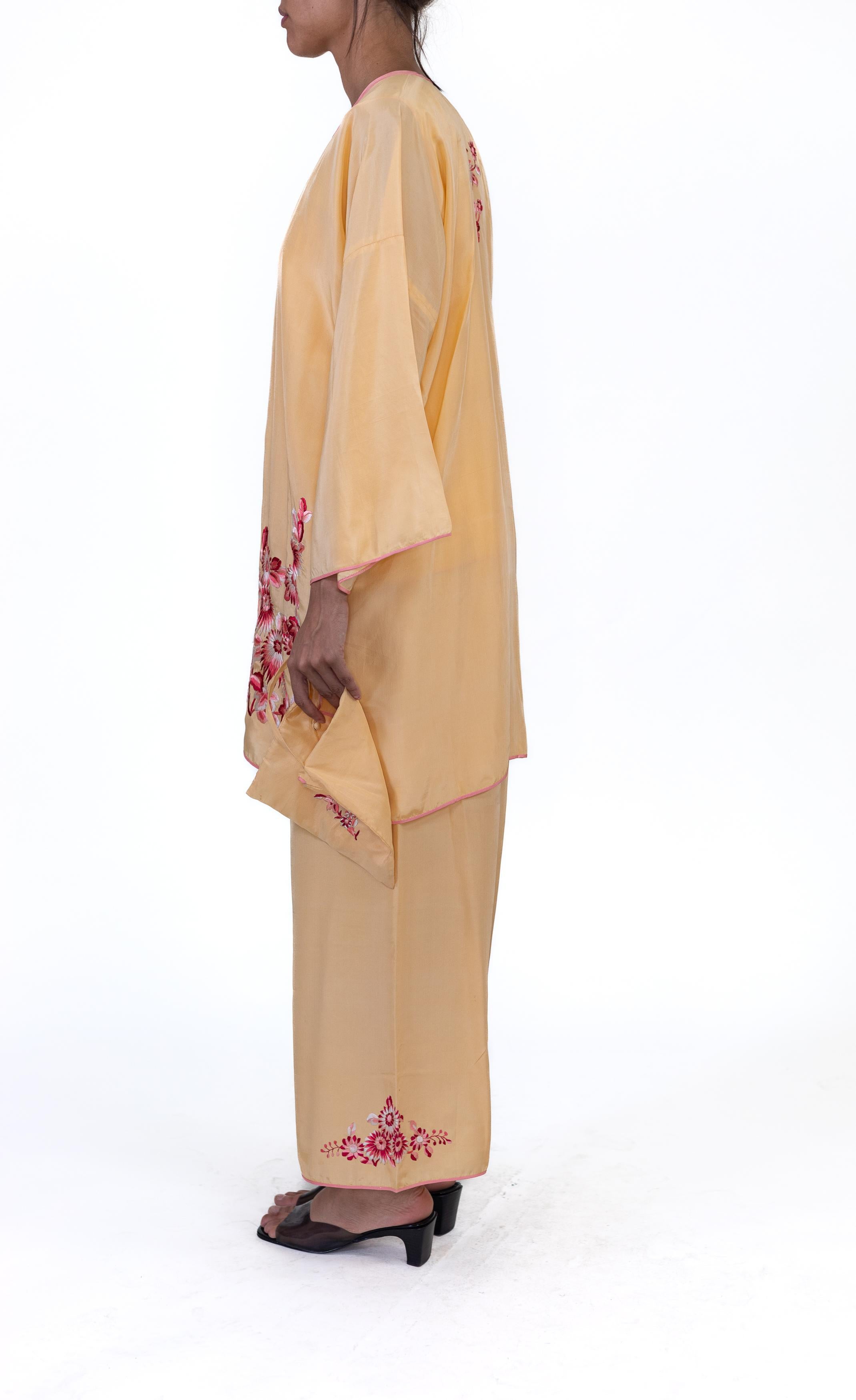 Set aus Kimono, Oberteil, Hose in Creme und Rosa aus Seide, handbestickt, 1930er Jahre im Zustand „Hervorragend“ im Angebot in New York, NY