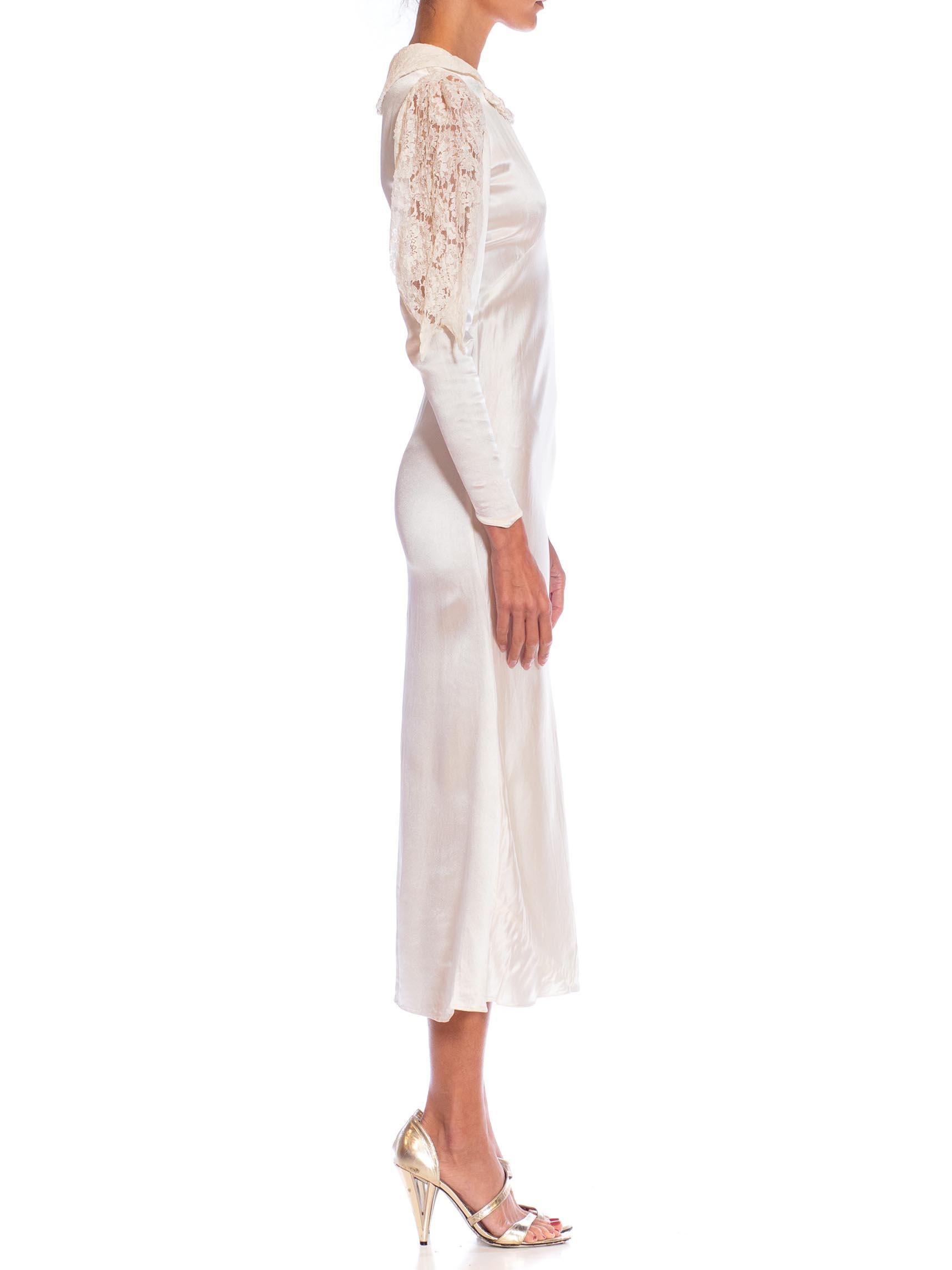 1930S Creme Rayon Satin & Chantilly Spitze Einzigartige Ärmel Kleid im Zustand „Hervorragend“ im Angebot in New York, NY